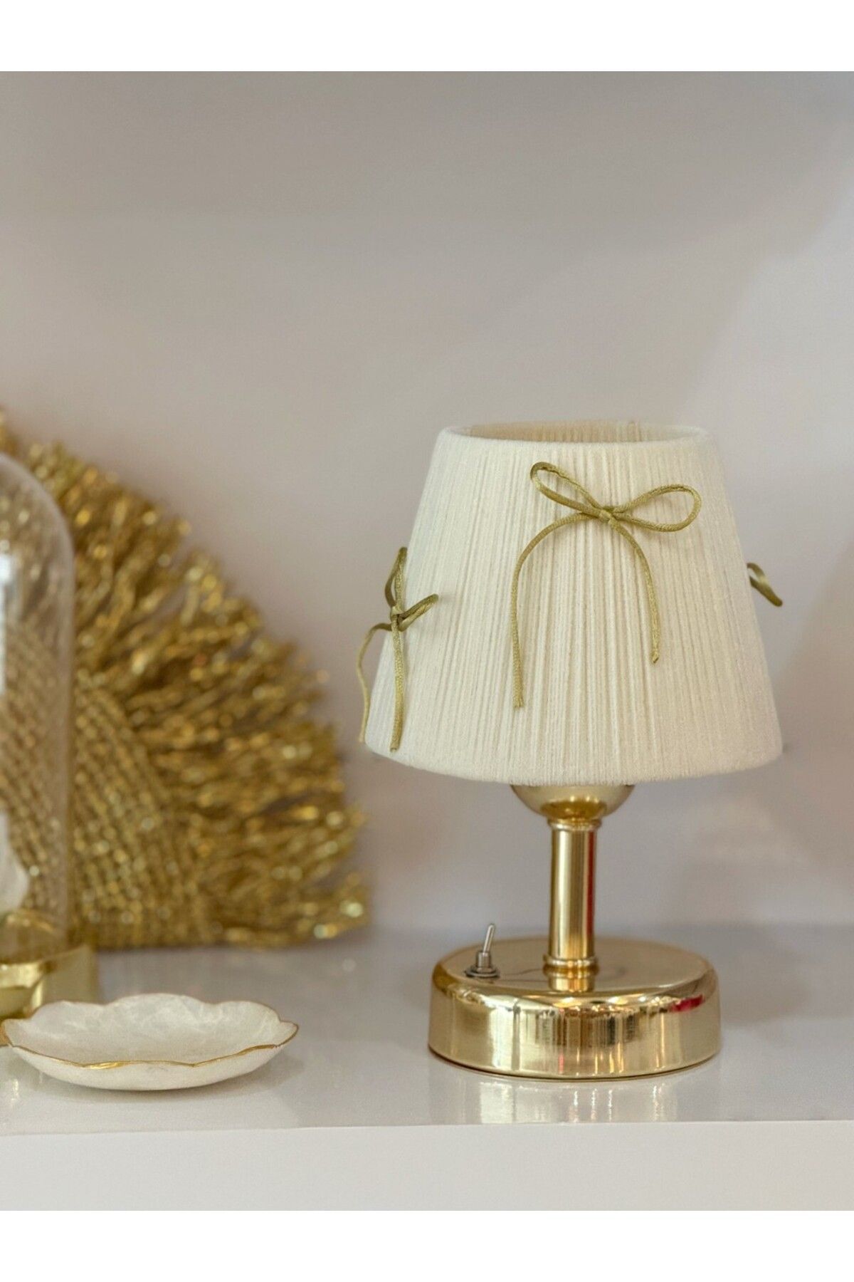 SerenityHaven Krem Kadife Süet Gold Fiyonk Kurdele Kablosuz Masa Lambası - Alt Parlak Gold