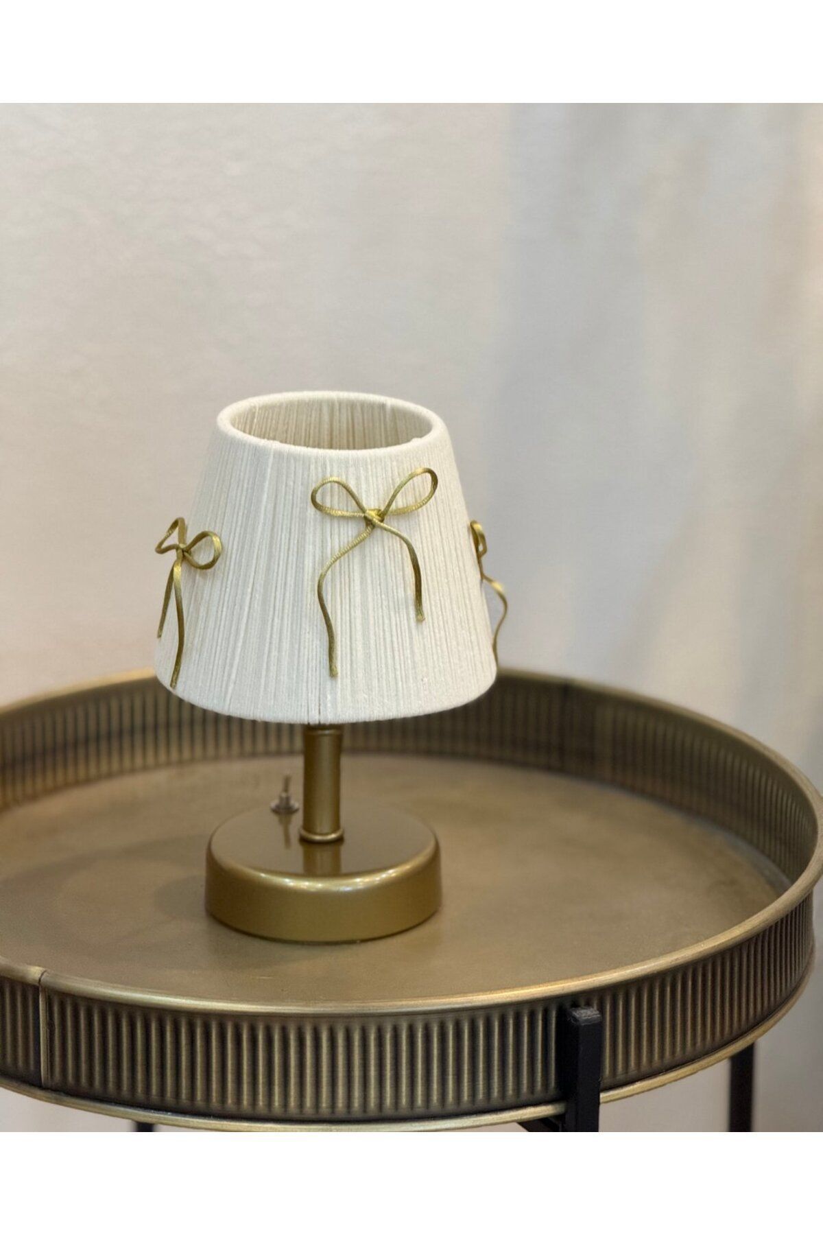 SerenityHaven Krem Kadife Süet Gold Fiyonk Kurdele Kablosuz Masa Lambası - Alt Eskitme Gold