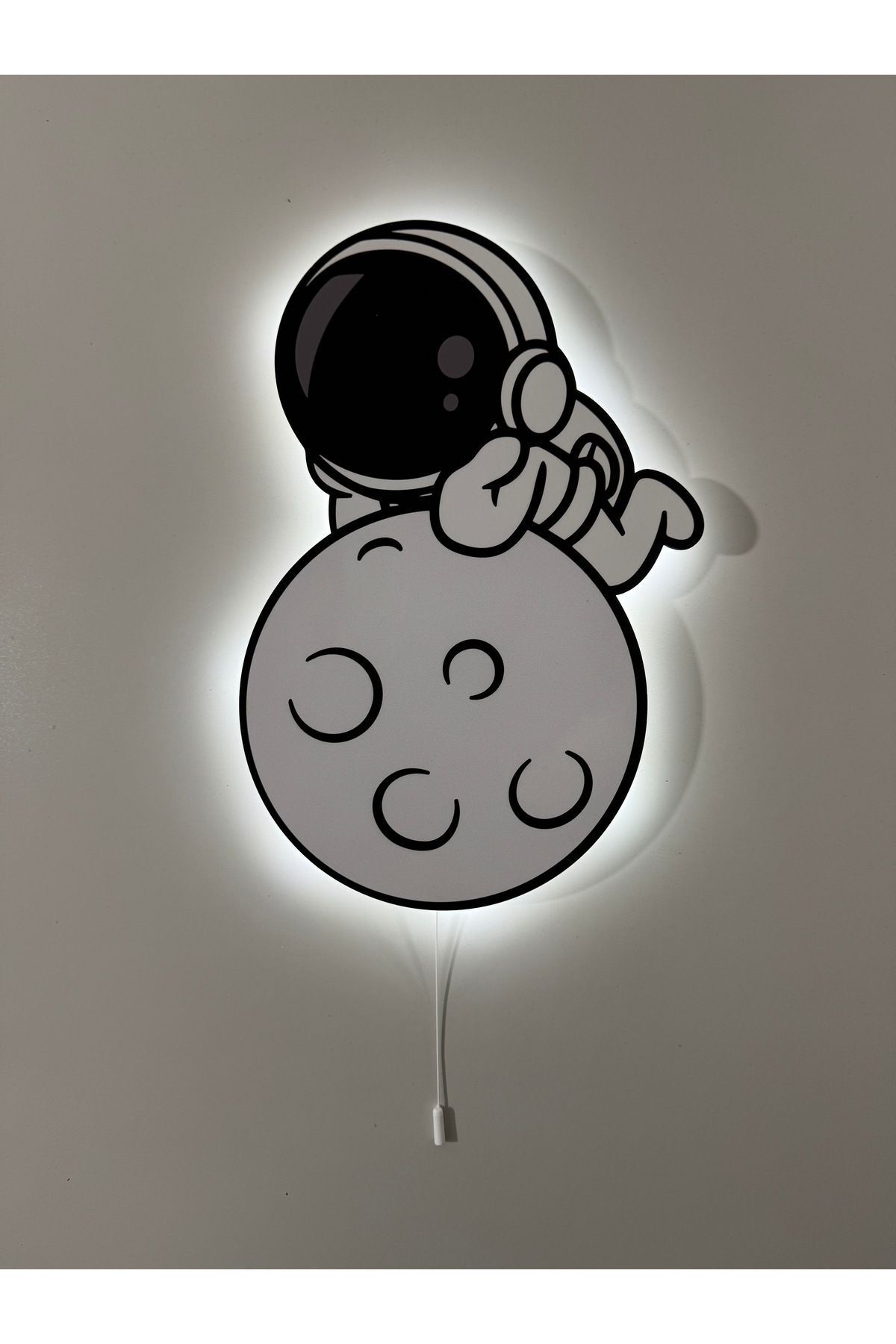 SerenityHaven Dekoratif Ahşap Baskılı Doodle Çizimli Ay Üzerinde Astronot Çocuk Odası Gece Lambası 26*37