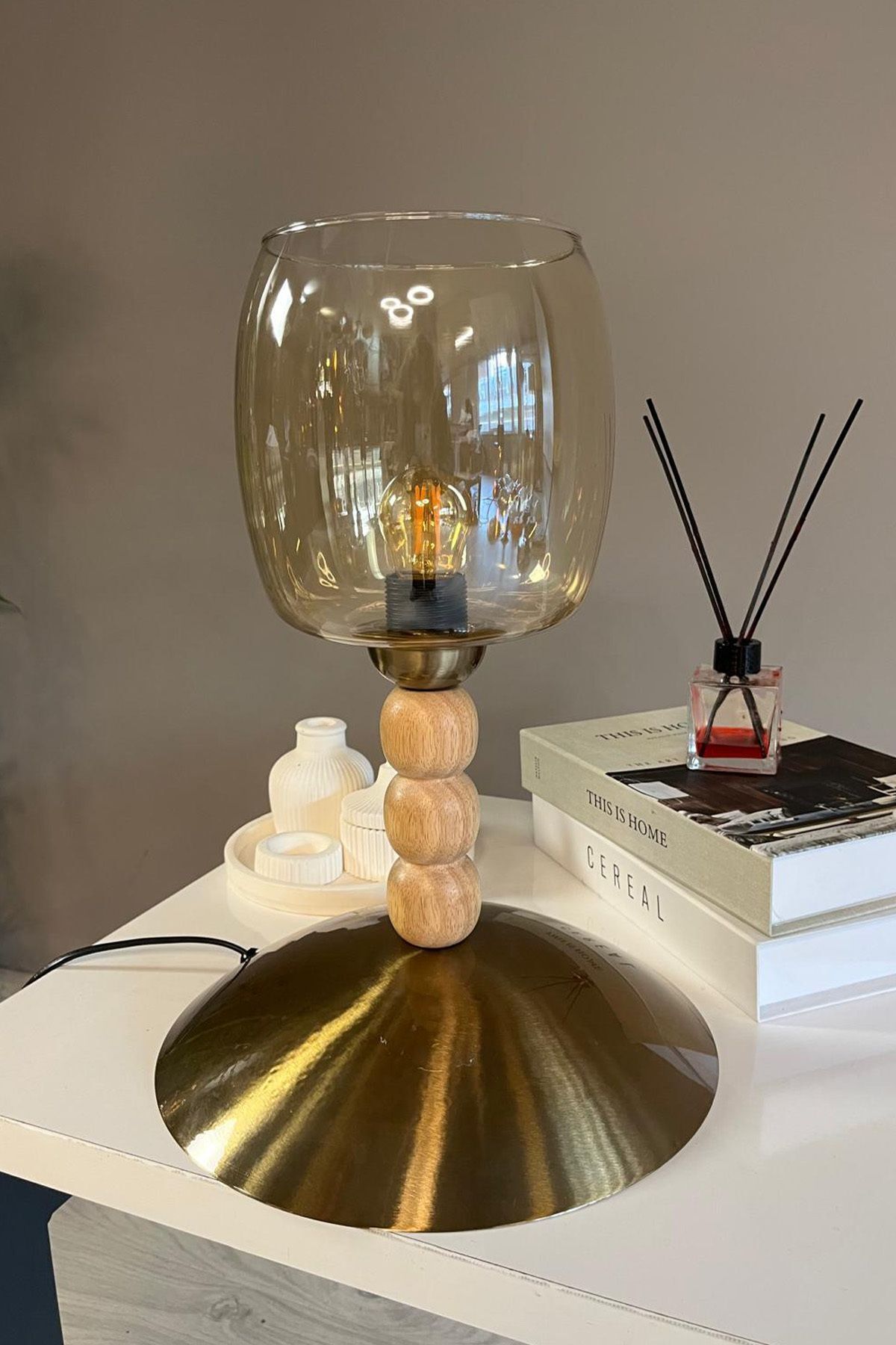 SerenityHaven Pearl Cam Bal Rengi Üç Boncuk Masa Lambası Dekoratif Masaüstü Aydınlatma Yatak Odası Başucu Lamba