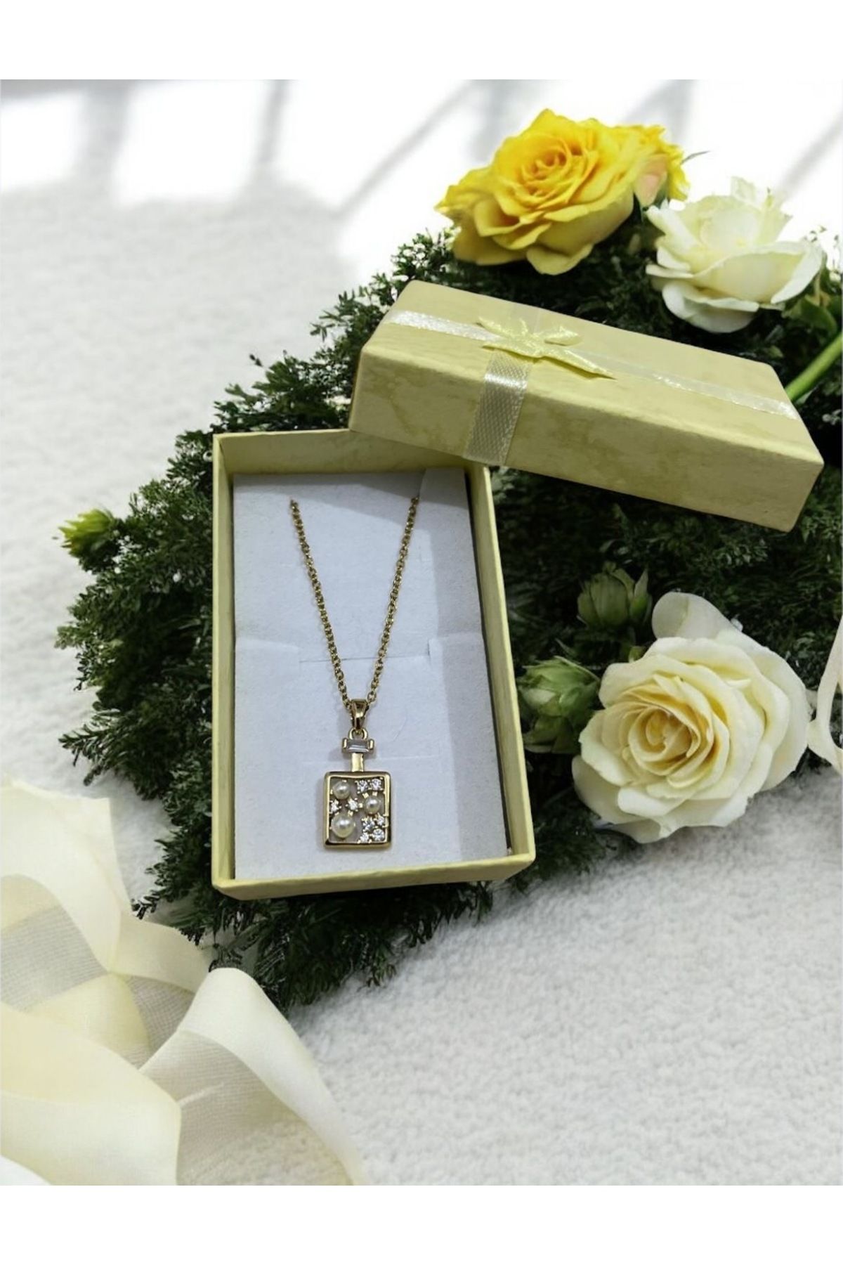 DİVANA İNCİ DETAYLI GOLD ÇELİK KOLYE