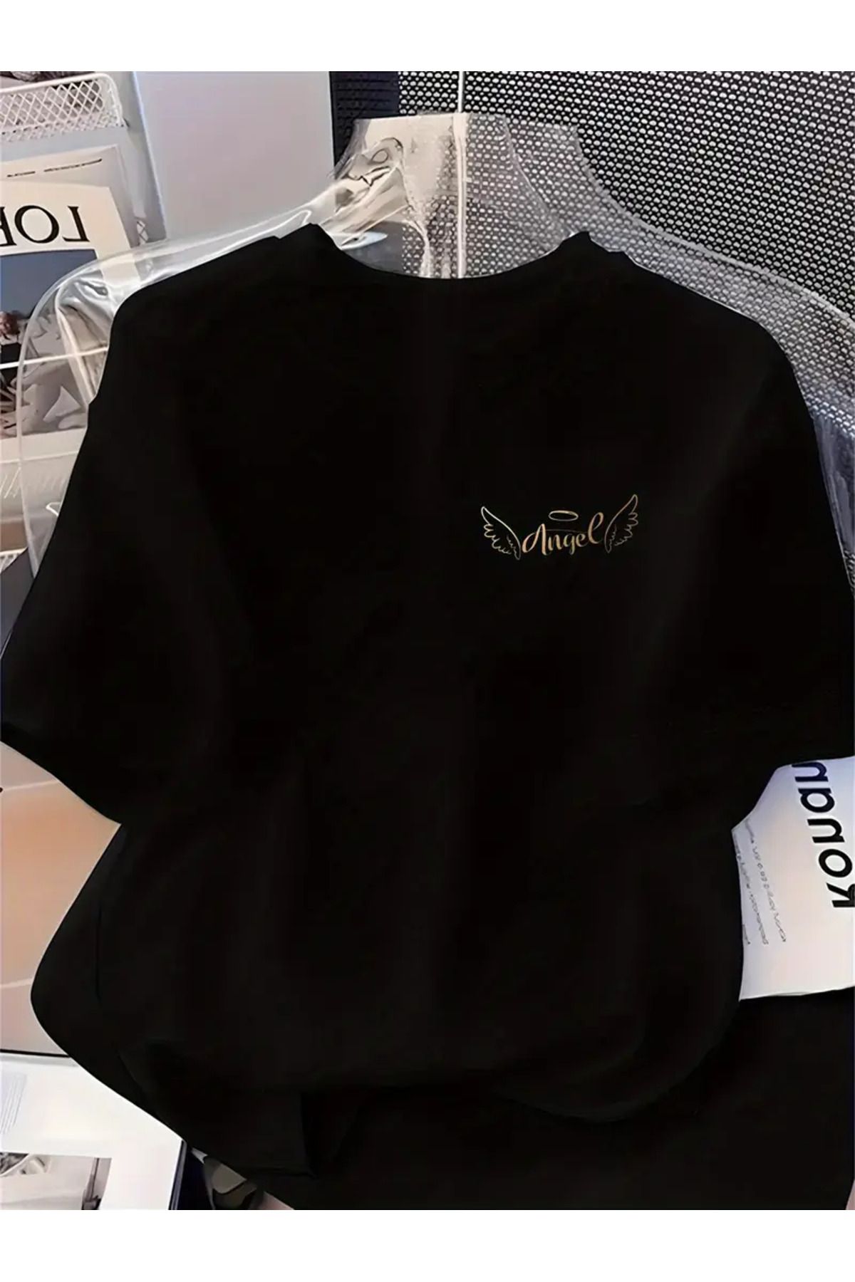 Guillermo Zarif Kanatlı Harf Baskılı T-Shirt'i - Yumuşak, Rahat ve Altın Angelik Tasarımıyla Şık, Kısa Kollu,