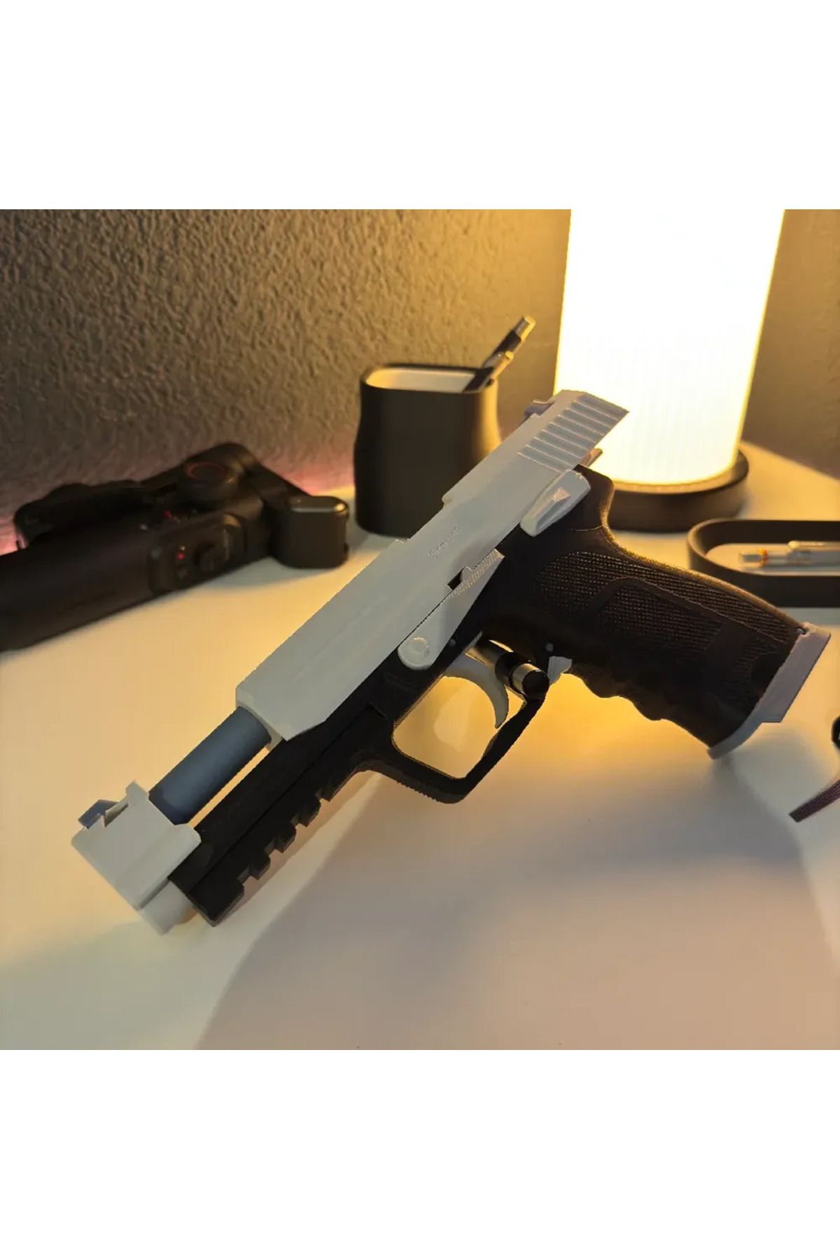 Mizaku SG-09 R Resident Evil 4 Hareketli Kapak ve Tetik Oyuncak Tabanca