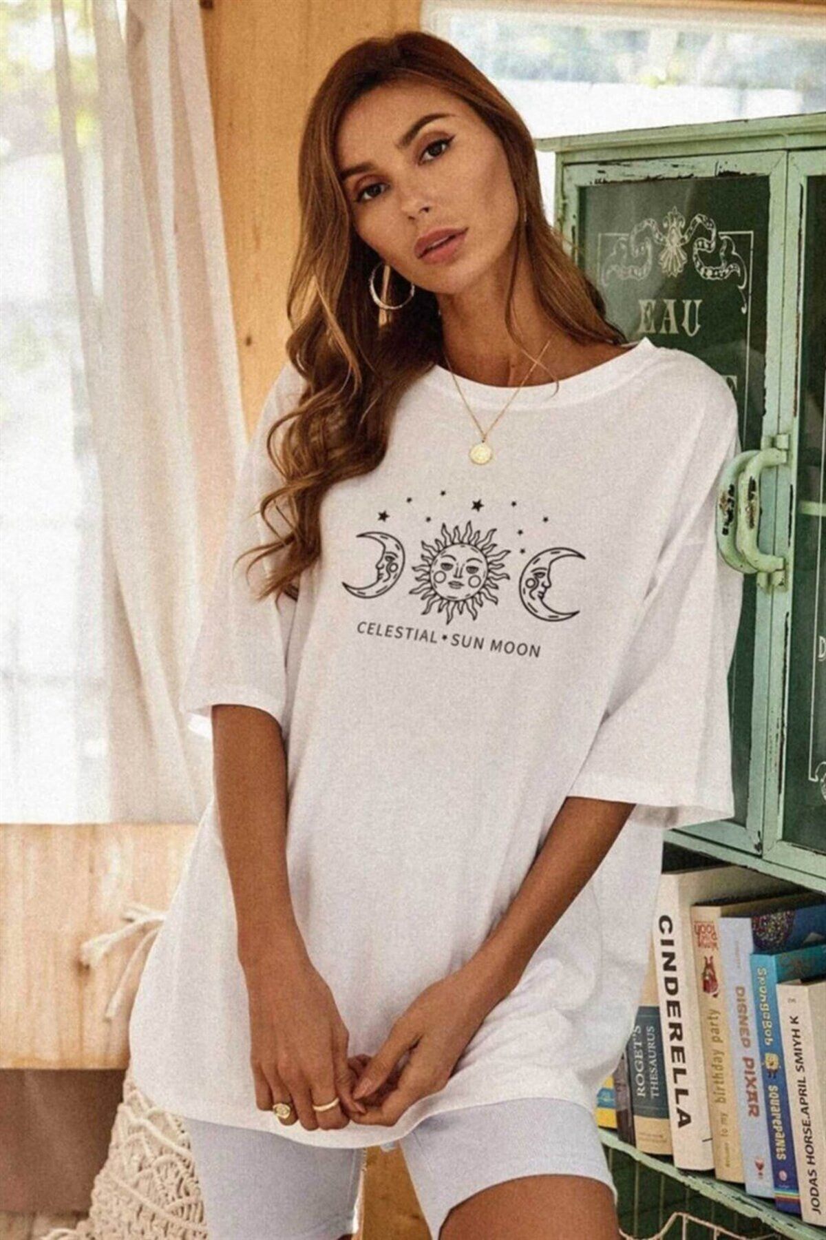 Tarzsokak Kadın Beyaz Oversize Celestial Sun Moon Baskılı T-shirt -