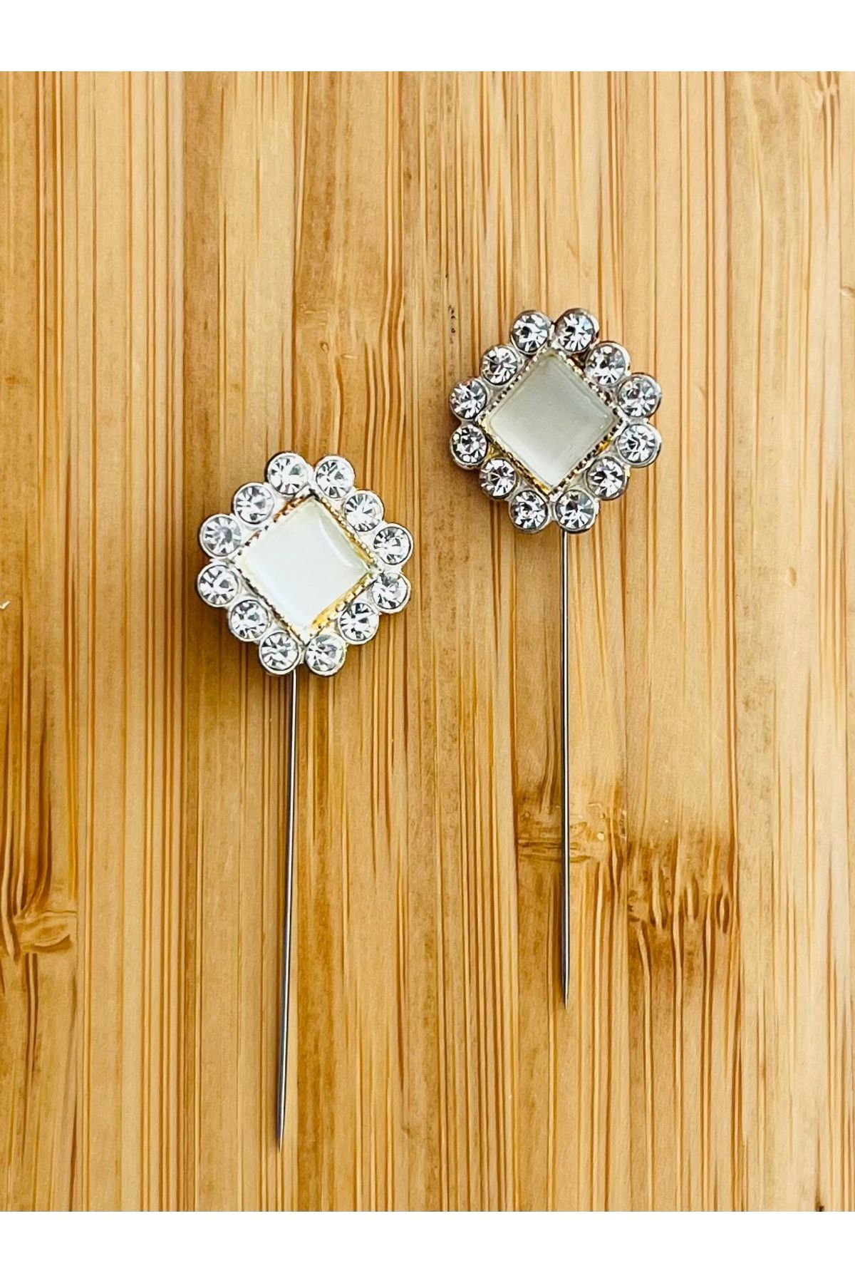 Öztürk Kristal Görünümlü Akrilik Taş Eşarp Iğnesi. İğne Boyu: 32mm. Başlık Ebatı: 15mm.