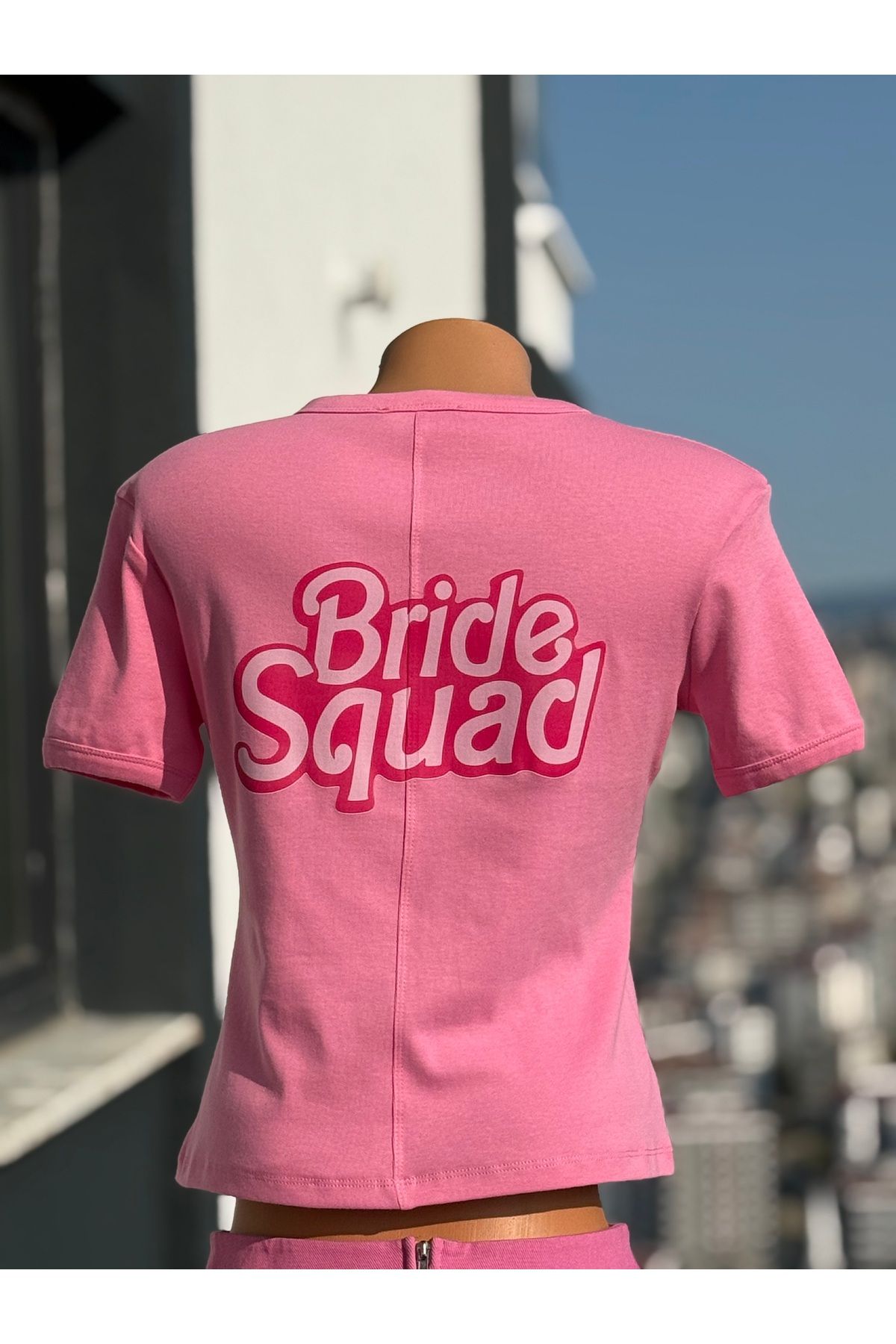 BRIDEIST WEDDING CO Bride Squad Baskılı Pembe Tişört | Arka Baskılı Tasarım Nedime Tişörtü | Nedime Tişörtü