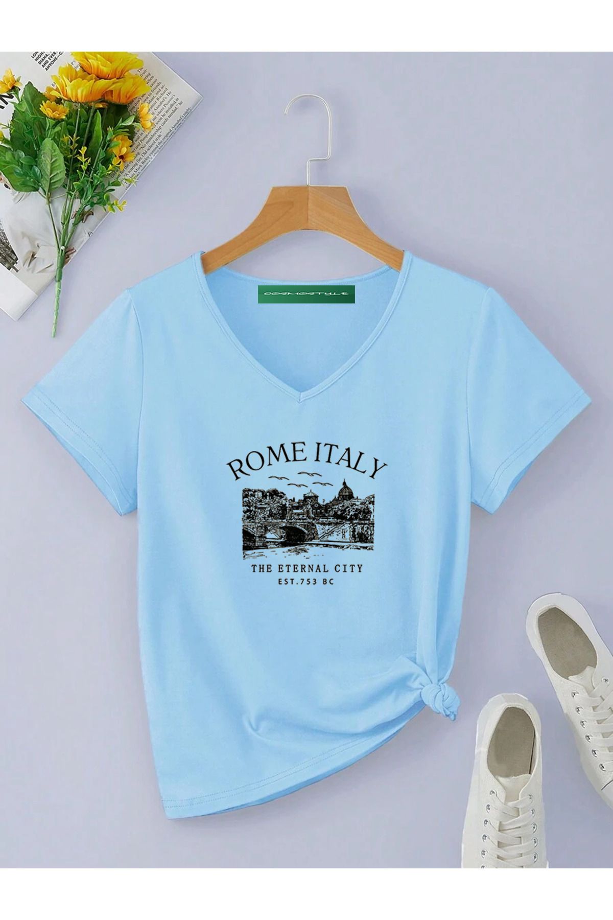 Cosmo Style ROMAITALY baskılı V-yaka kısa kollu normal boy günlük giy çık tshirt TYCDCA4AF3A0E6B508