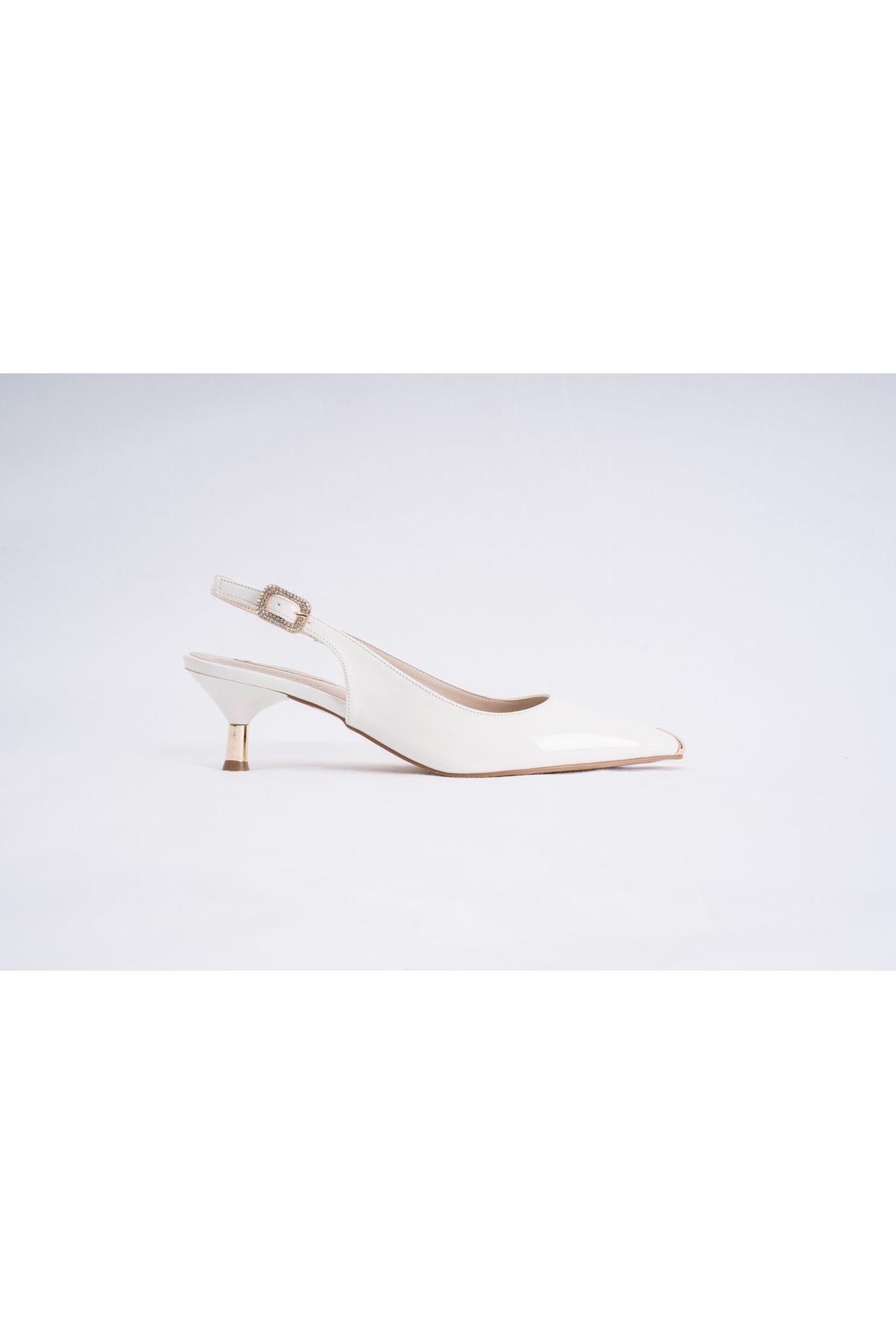 innsteal Cielo Classic Kadın Beyaz Rugan İnce Topuklu Slingback Ayakkabı – Metal Uç Detaylı Zarif Model