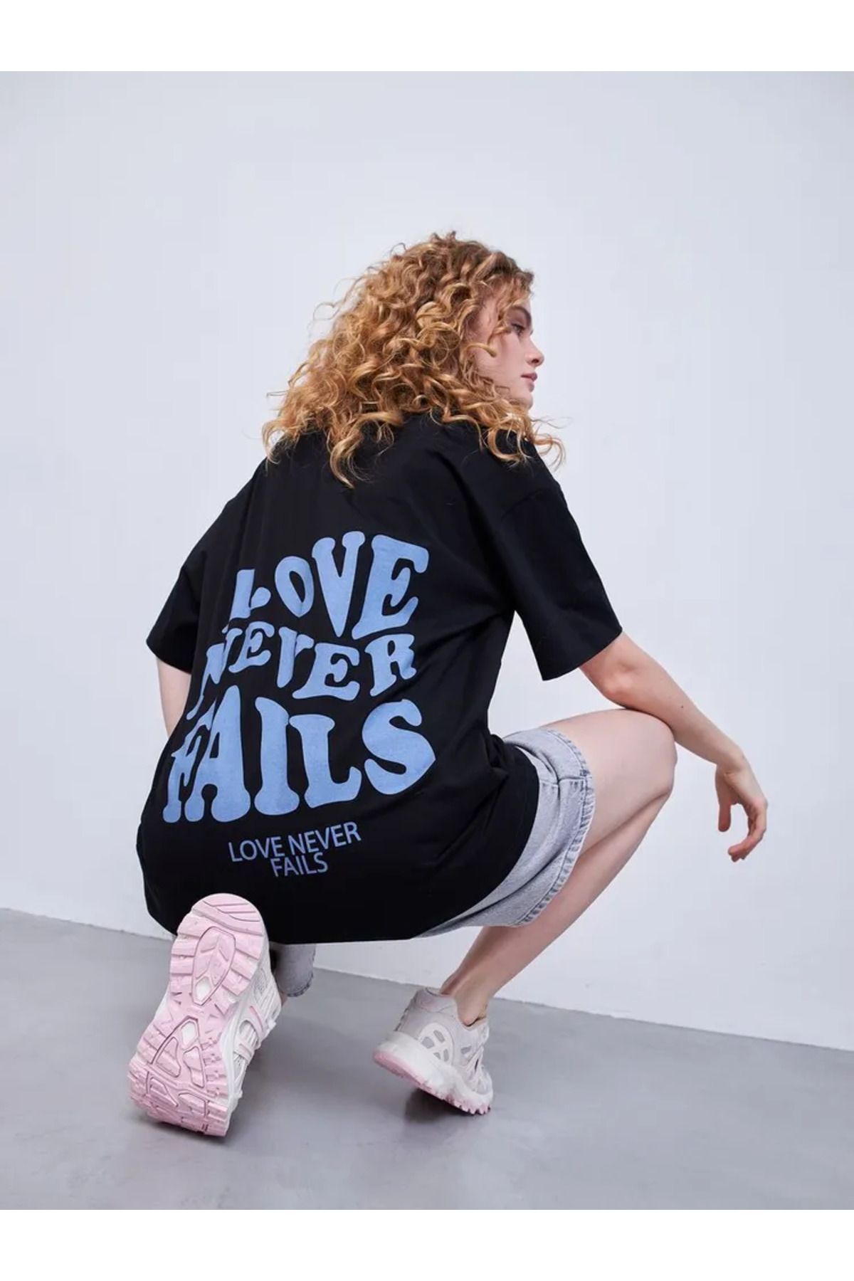 ELNOYA Unisex Pamuklu Siyah Oversize "Love Never Falls" Baskılı Bisiklet Yaka Rahat T-shirt