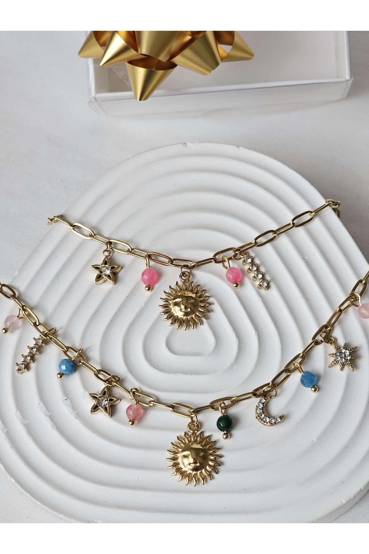 Roya Happiness CHARMLI KOLYE VE BİLEKLİK SET HEDİYE KUTULU GÜNEŞ CHARMLI RENKLİ BONCUKLU ALTIN RENK ÇELİK SET