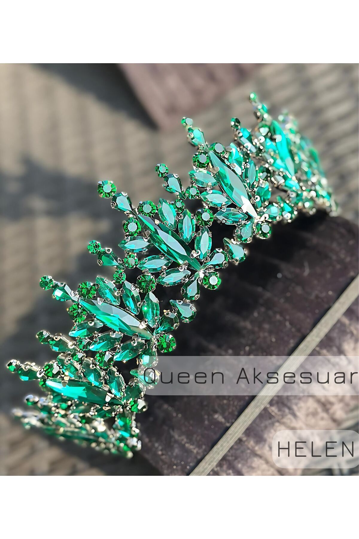 QUEEN AKSESUAR Helen zümrüt yeşil kristal taşlı lüks tasarım nişan gelin tacı metal taç tepeli otantik motifli