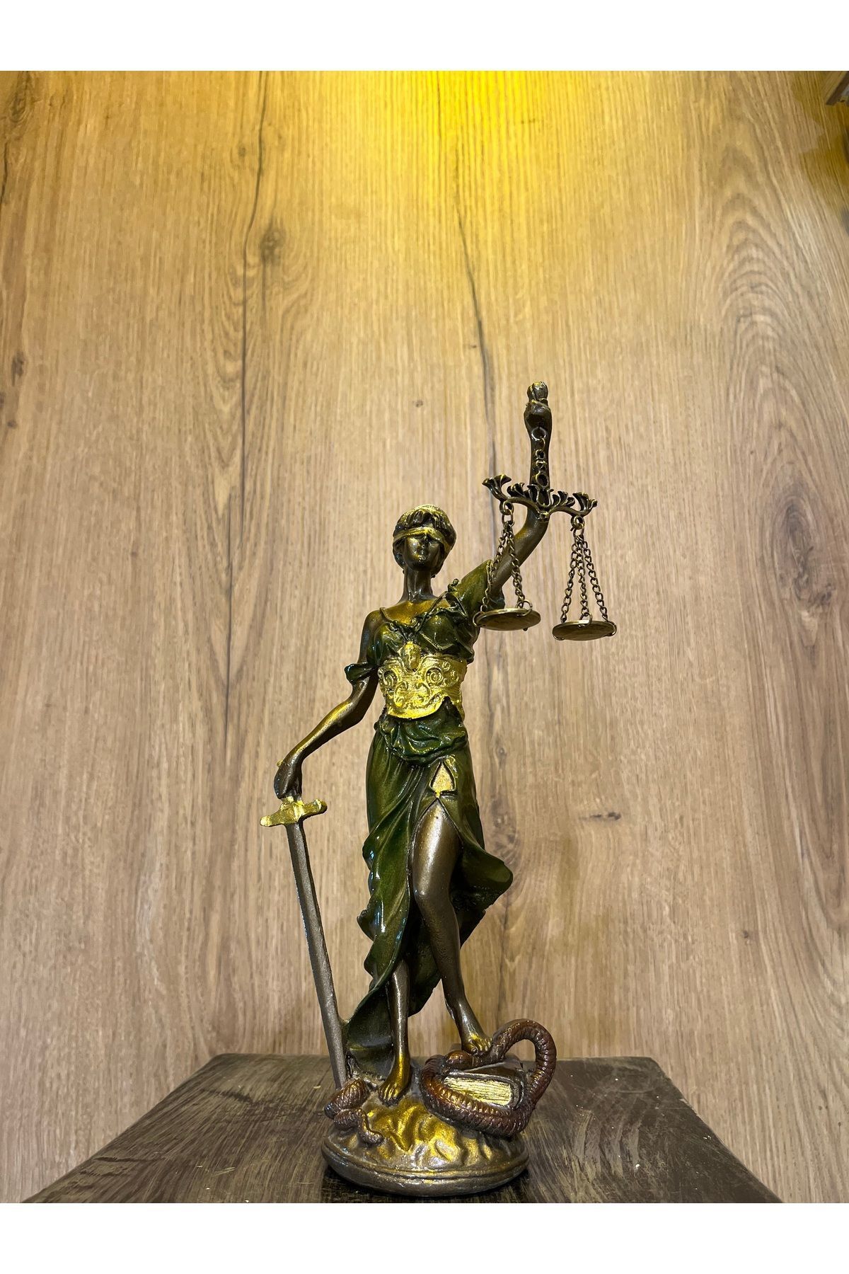 SerenityHaven Themis Adalet Tanrıçası Heykel Biblo 30 cm Özel Tasarım