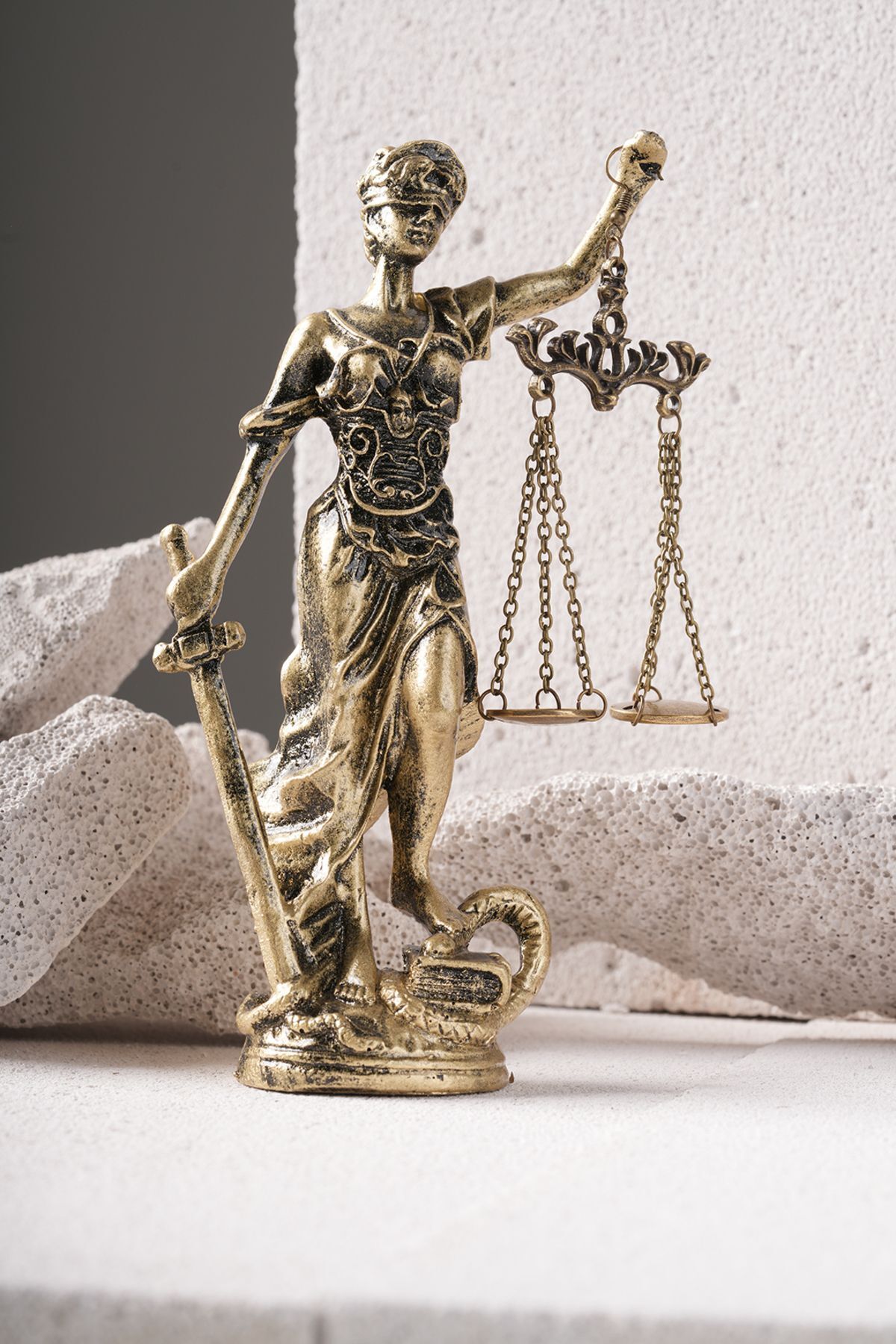 SerenityHaven Adalet Kadın Heykeli Themis Terazili Heykel Biblo