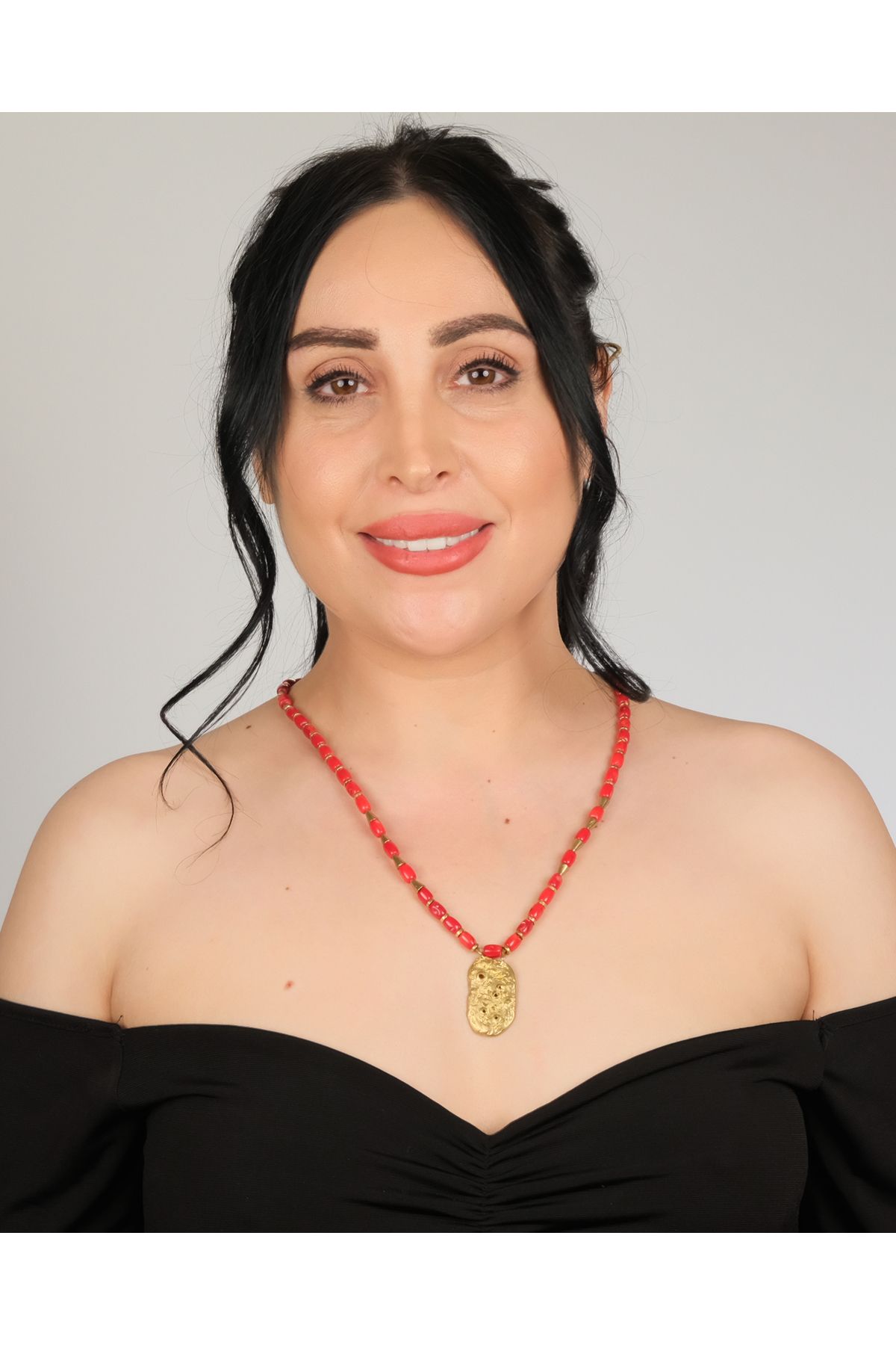 polimooi El Yapımı Mercan Boncuklu Bronz Organik Plaka Kolye – Boho Vintage Statement