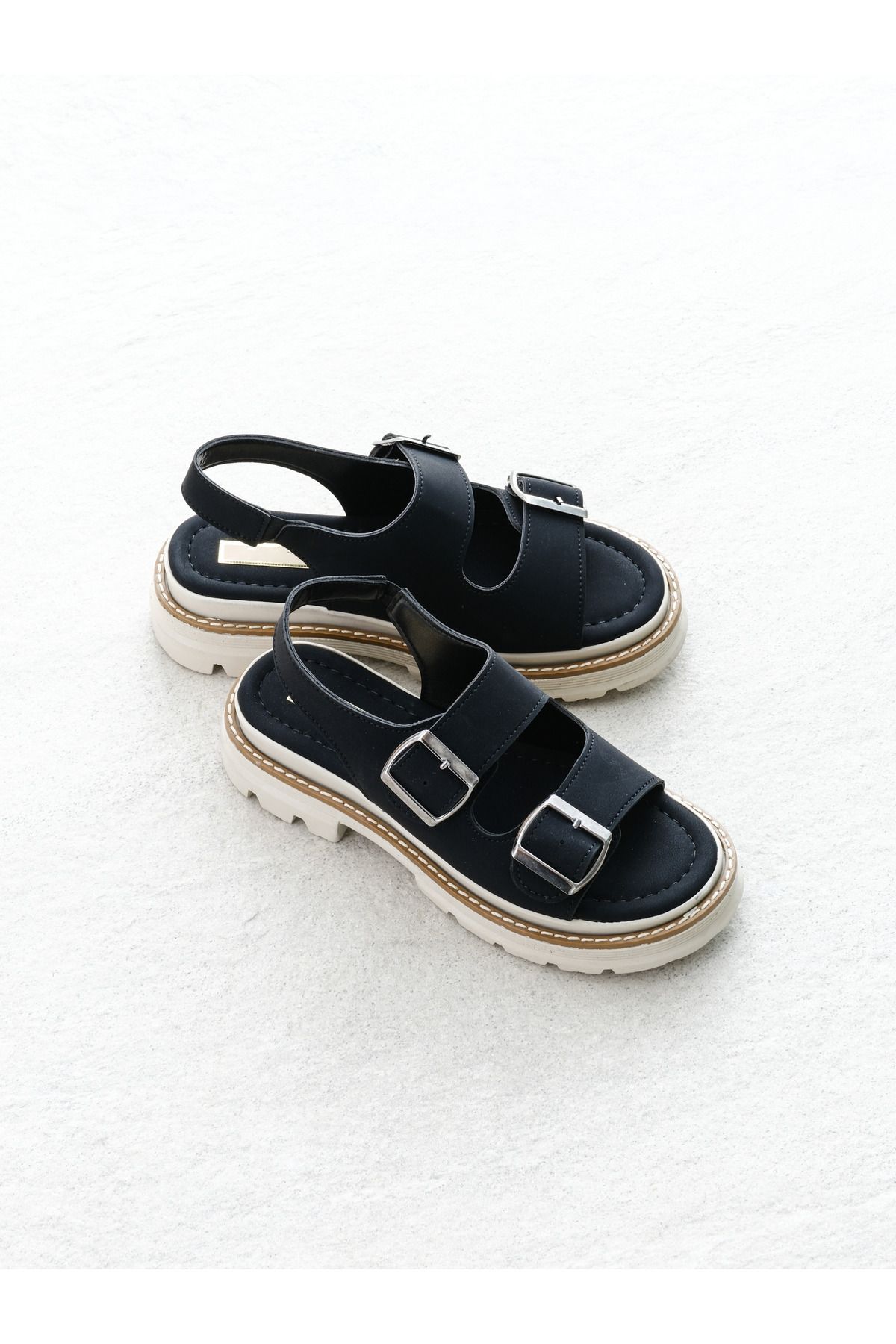 Munshoes Siyah Çift Bant Kadın Sandalet