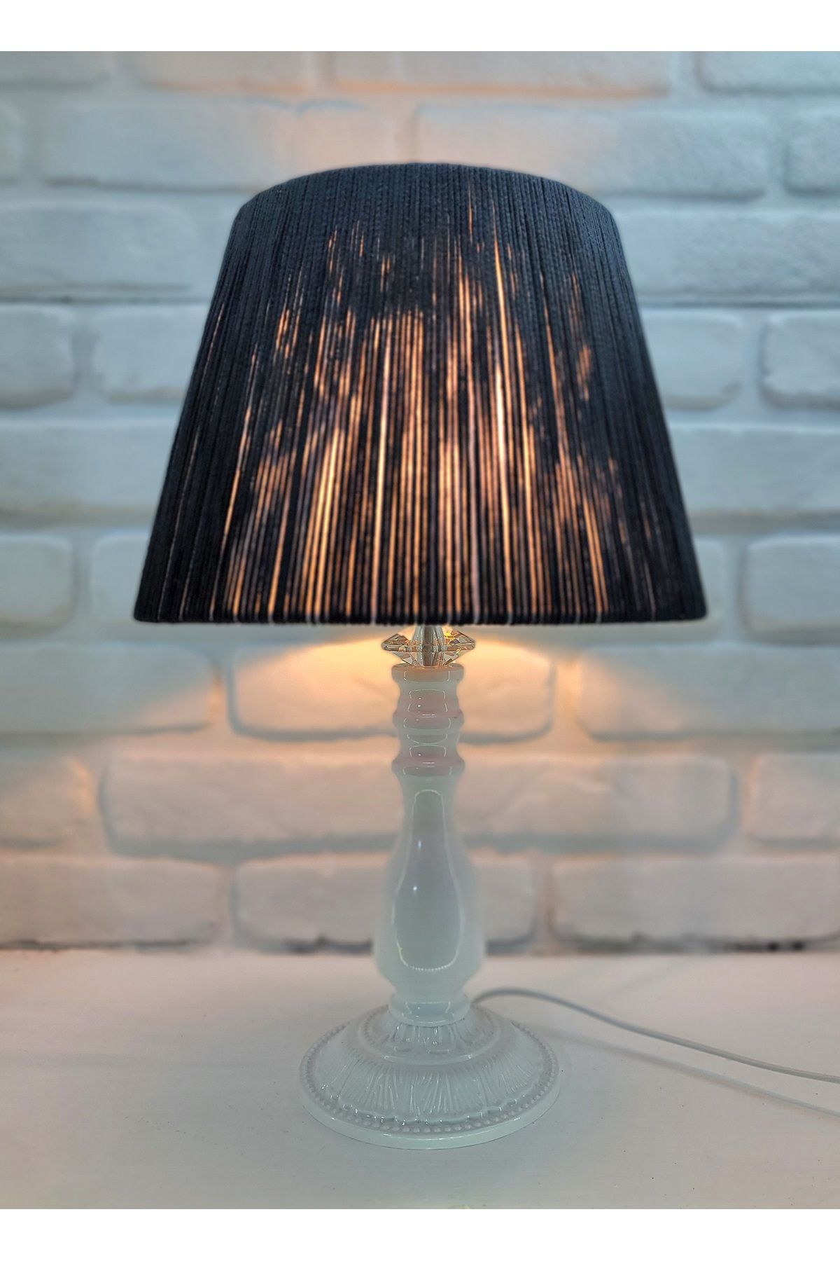 Decodelight Beyaz Rustik Klasik Metal Ayaklı El Yapımı İp ve Kagıt Örme Şapkalı Abajur Masa Lambası Modelleri