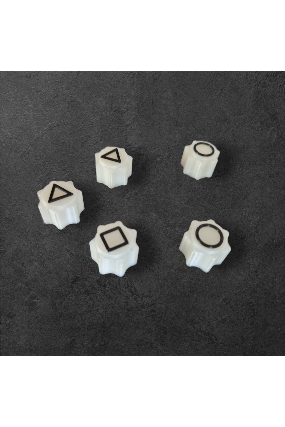 3DONE MODELS-Glow-in-the-dark Gonggi game set with stand and keychain, Squid Game, 3D printed 2