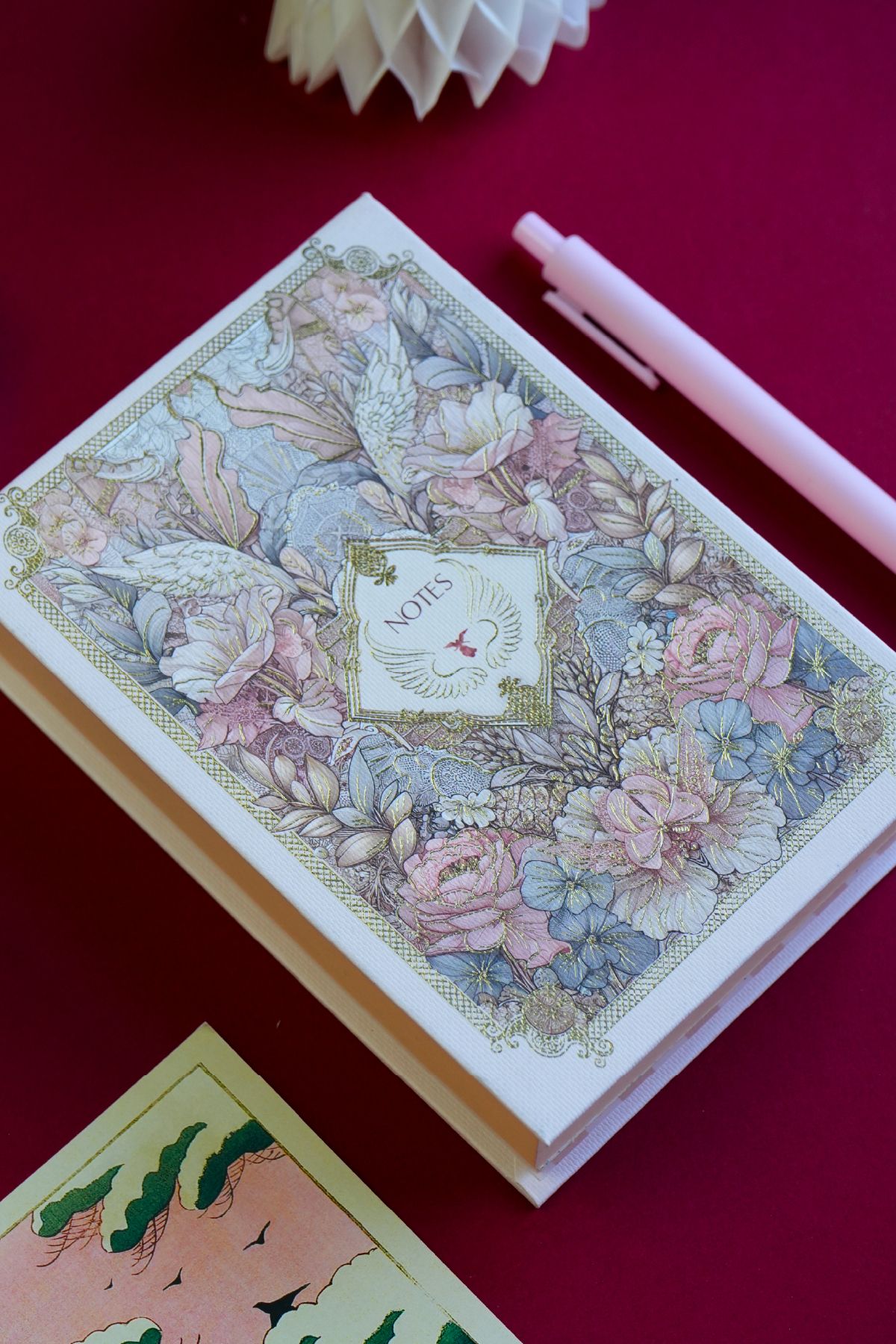 Victoria's Journals Masa üstü Sert Kapaklı Notluk. 80 gram Ivory Kağıt , 340 yaprak. 11x15,8 cm. Renkli kenar.