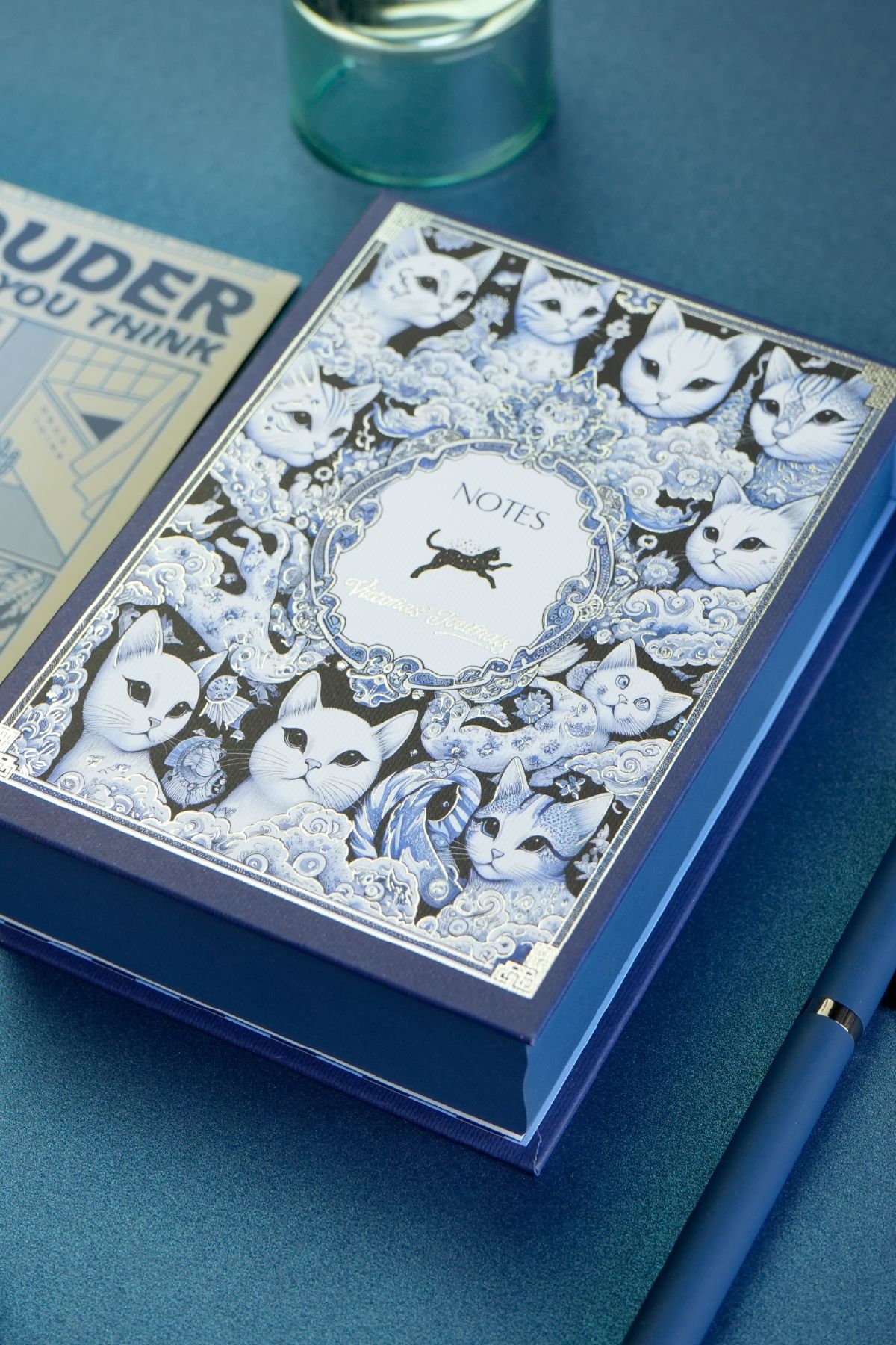 Victoria's Journals Masa üstü Sert Kapaklı Notluk. 80 gram Ivory Kağıt , 340 yaprak. 11x15,8 cm. Renkli kenar.
