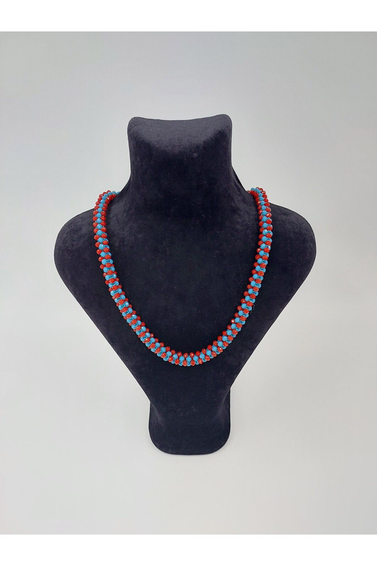 R G Handmade Design El Yapımı Kırmızı Mavi Spiral Boncuk Kolye – Kristal Parlaklığında Özgün Tasarım