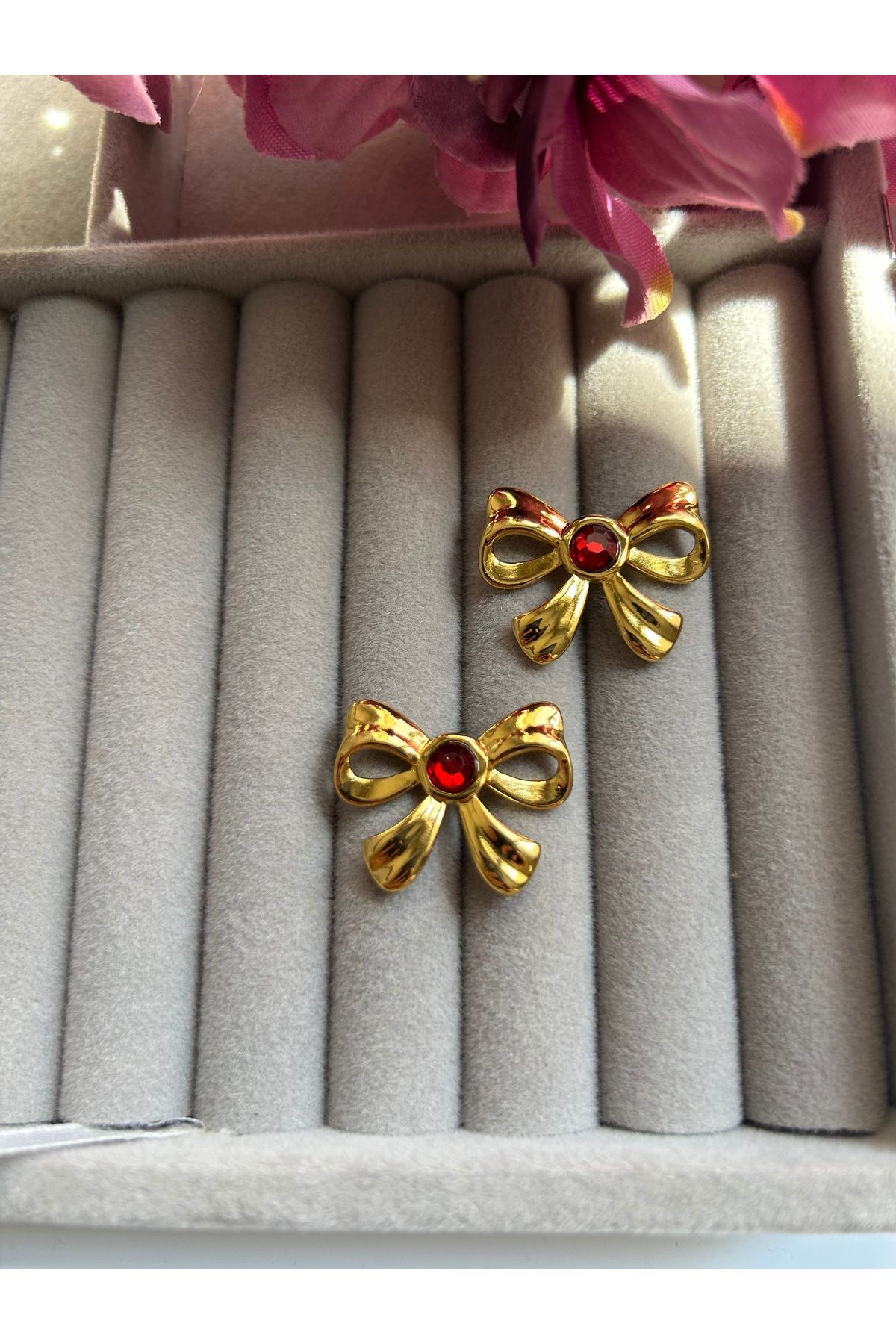 MOONJEWELLERY Kırmızı Taşlı Fiyonk Küpe