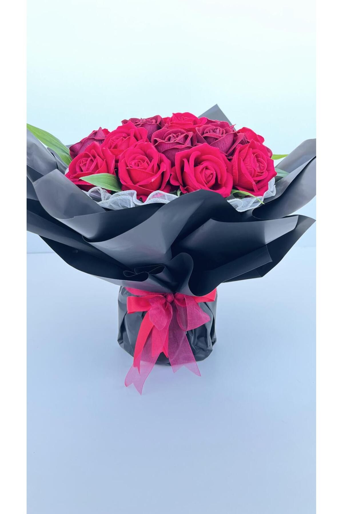 lavinia flowers design Siyah ambalajlı yapay kırmızı gül buketi (Crimson Whisper)