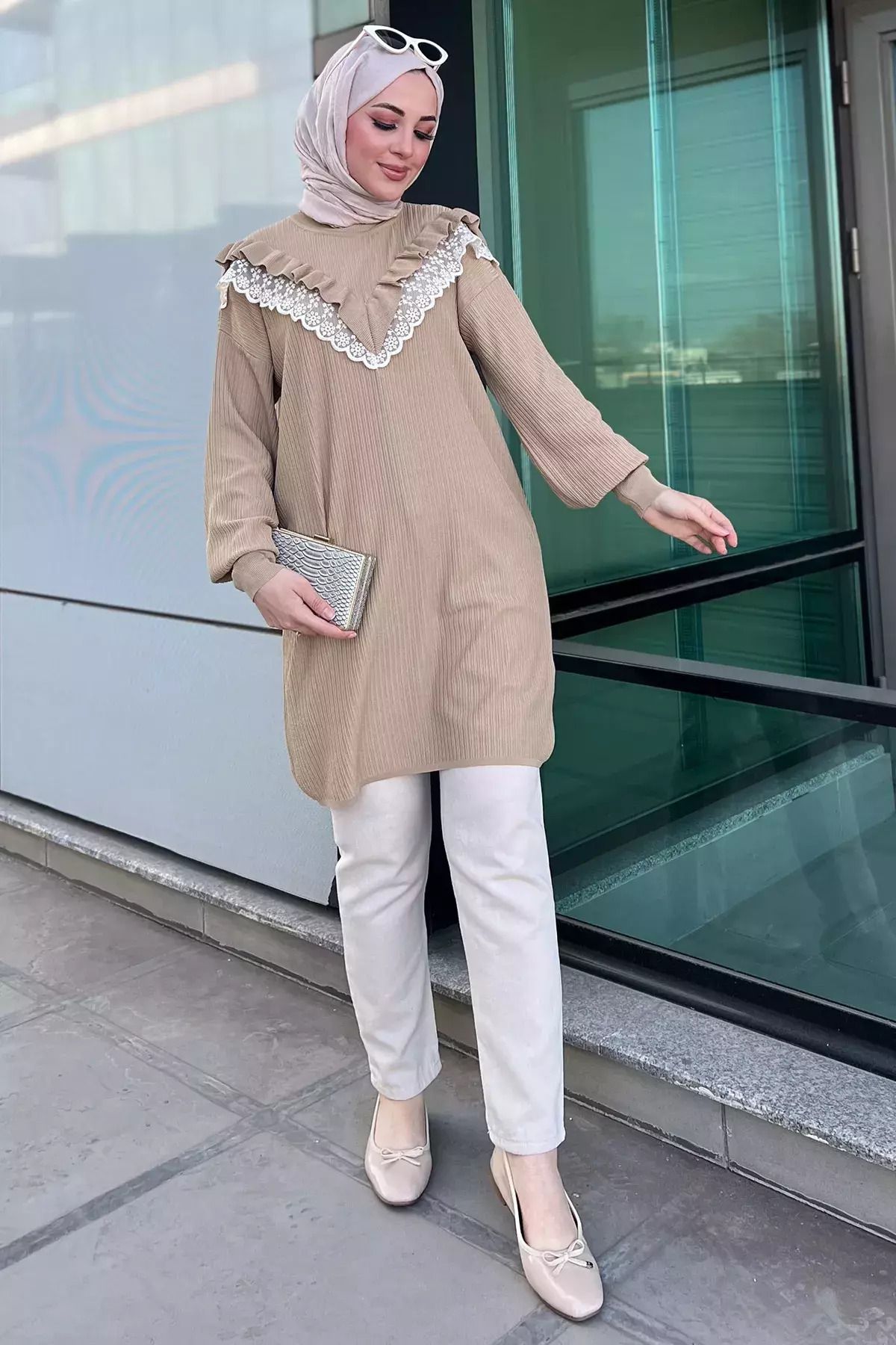 julude Bej Dantel Detaylı Fırfırlı Tesettür Triko Tunik