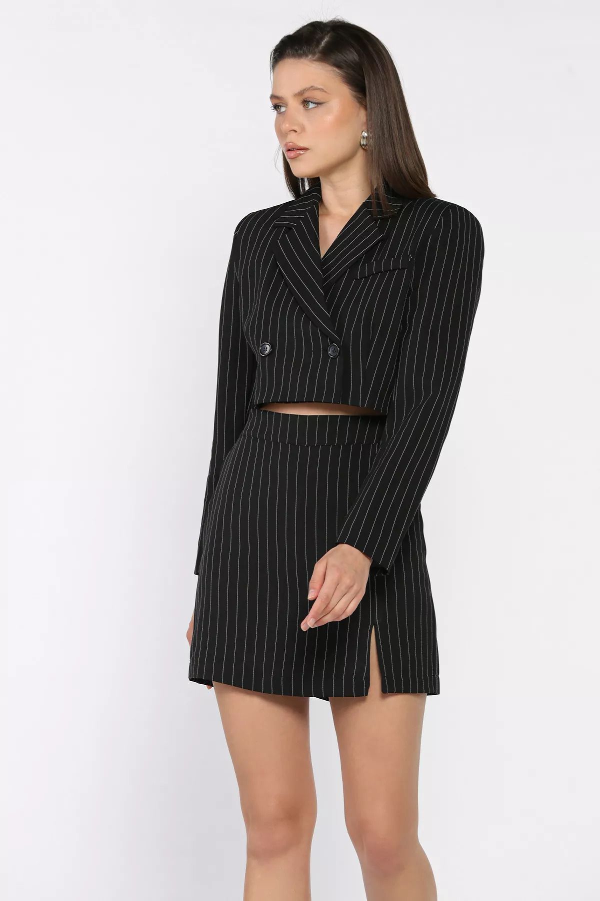 GÜLSELİ Siyah Çizgili Crop Top Ceket Şort Etek İkili Takım