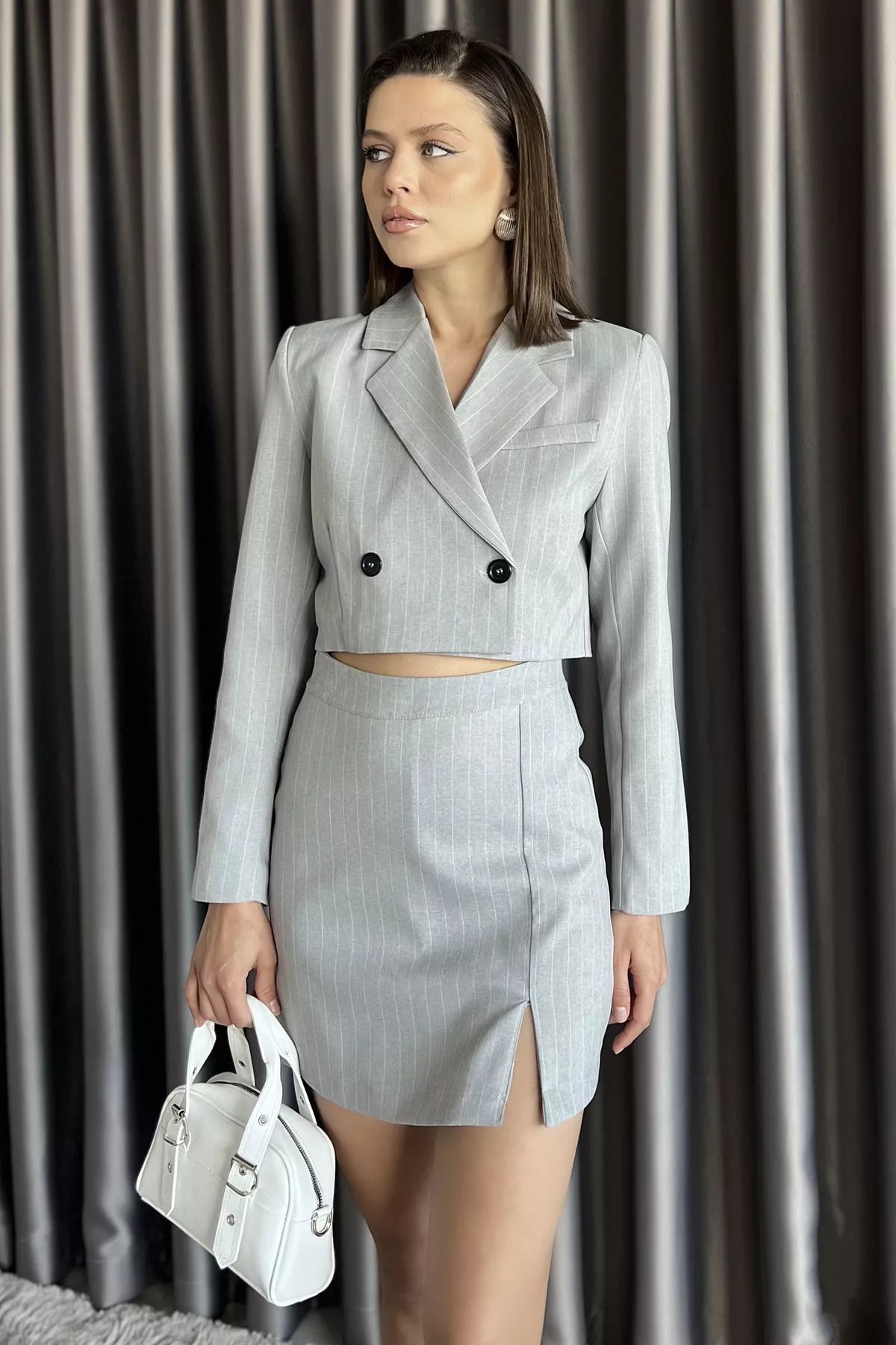 GÜLSELİ Gri Çizgili Crop Top Ceket Şort Etek İkili Takım
