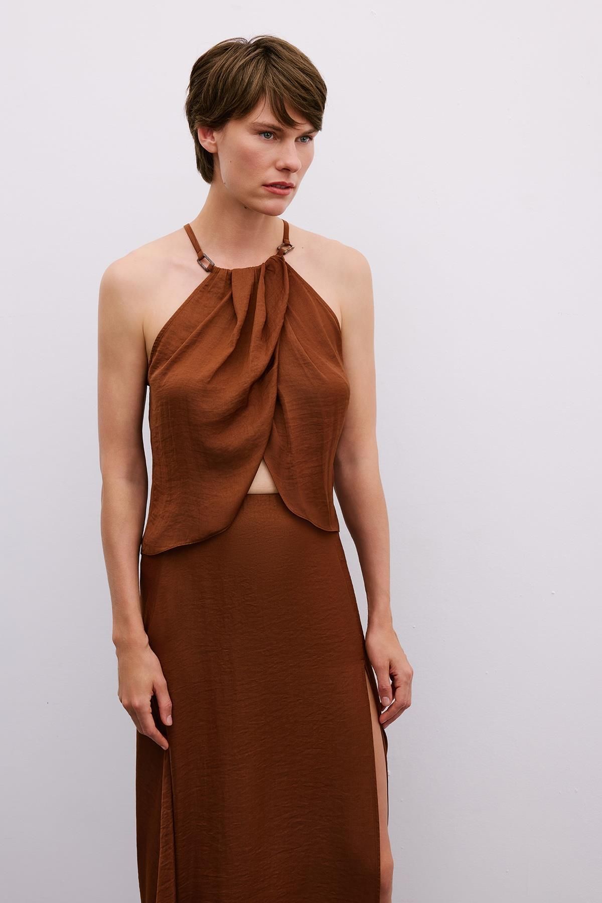 Rue Studio Aksesuar Detaylı Halter Yaka Kahve Crop Bluz