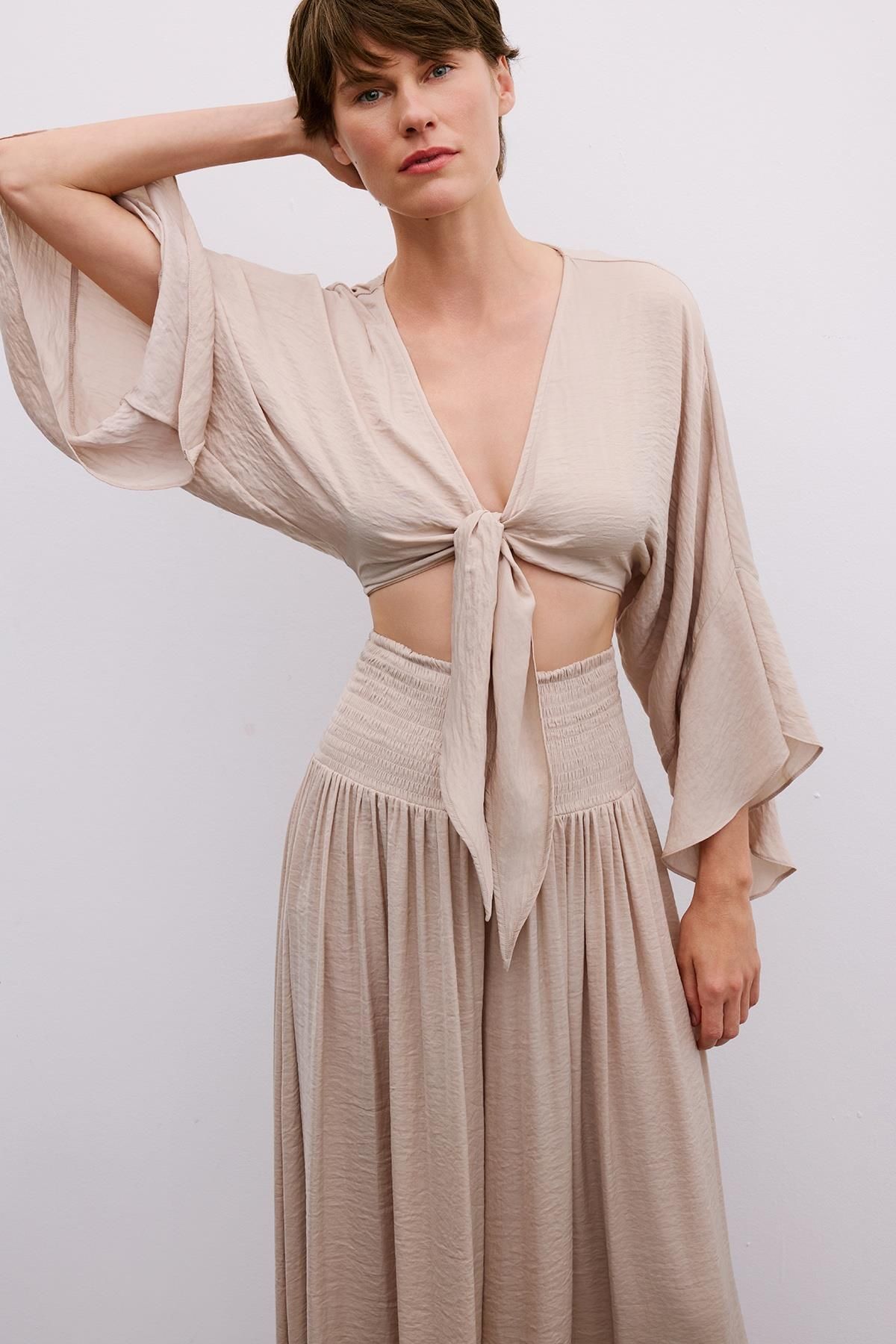 Rue Studio Bağlamalı Rahat Bej Crop Bluz