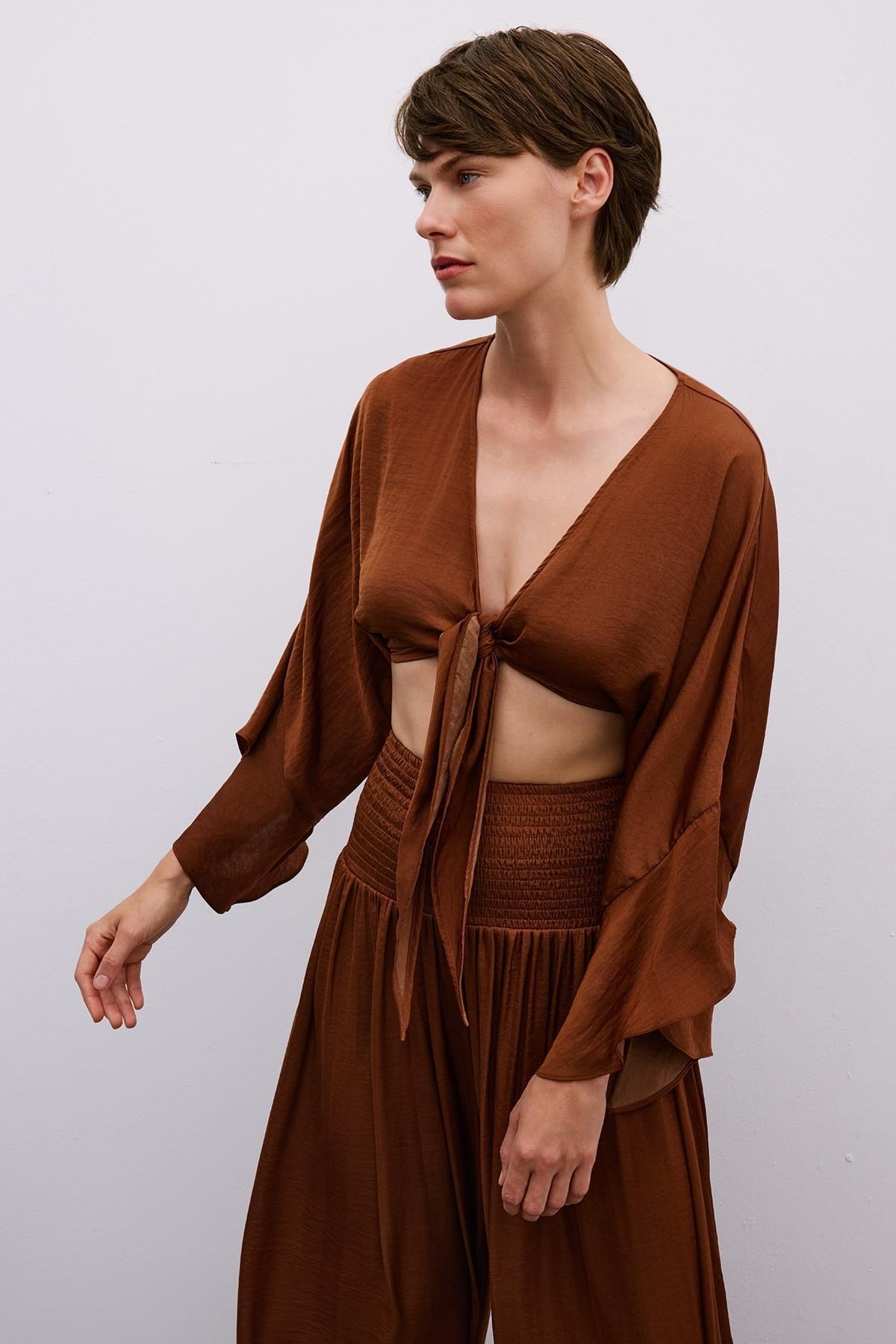 Rue Studio Bağlamalı Rahat Kahve Crop Bluz