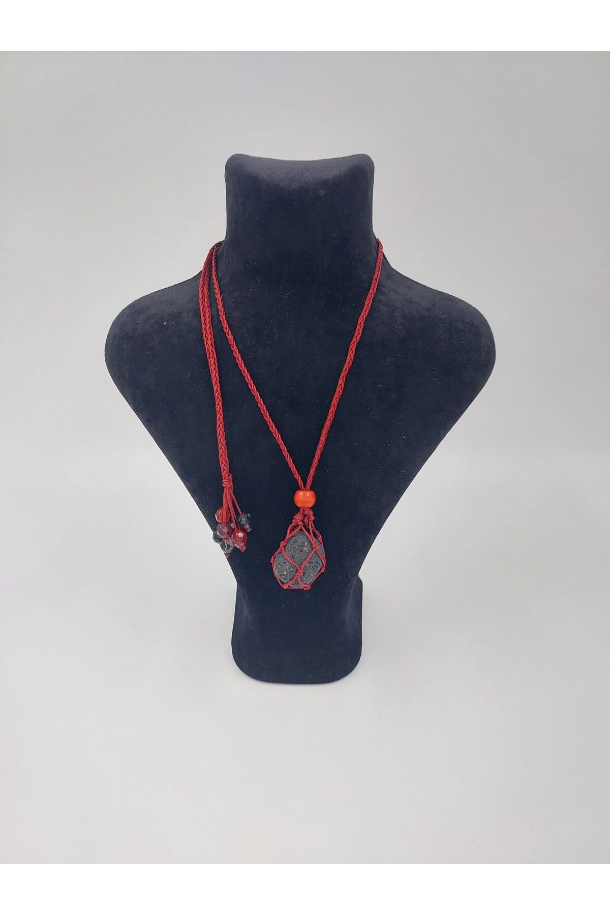 R G Handmade Design Kırmızı İpli Kristal Detaylı Lav Taşı Kolye – Doğal Enerji ve Şıklık