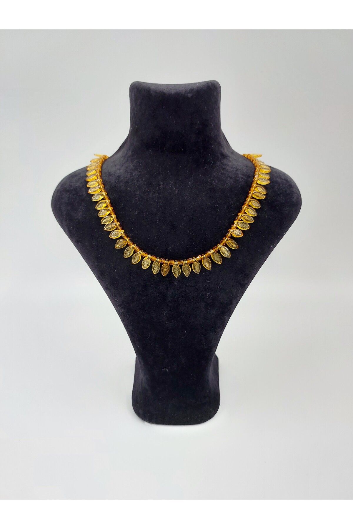 R G Handmade Design Altın Renk Cam Yaprak Detaylı Kristal Kolye – El Yapımı Zarif Tasarım