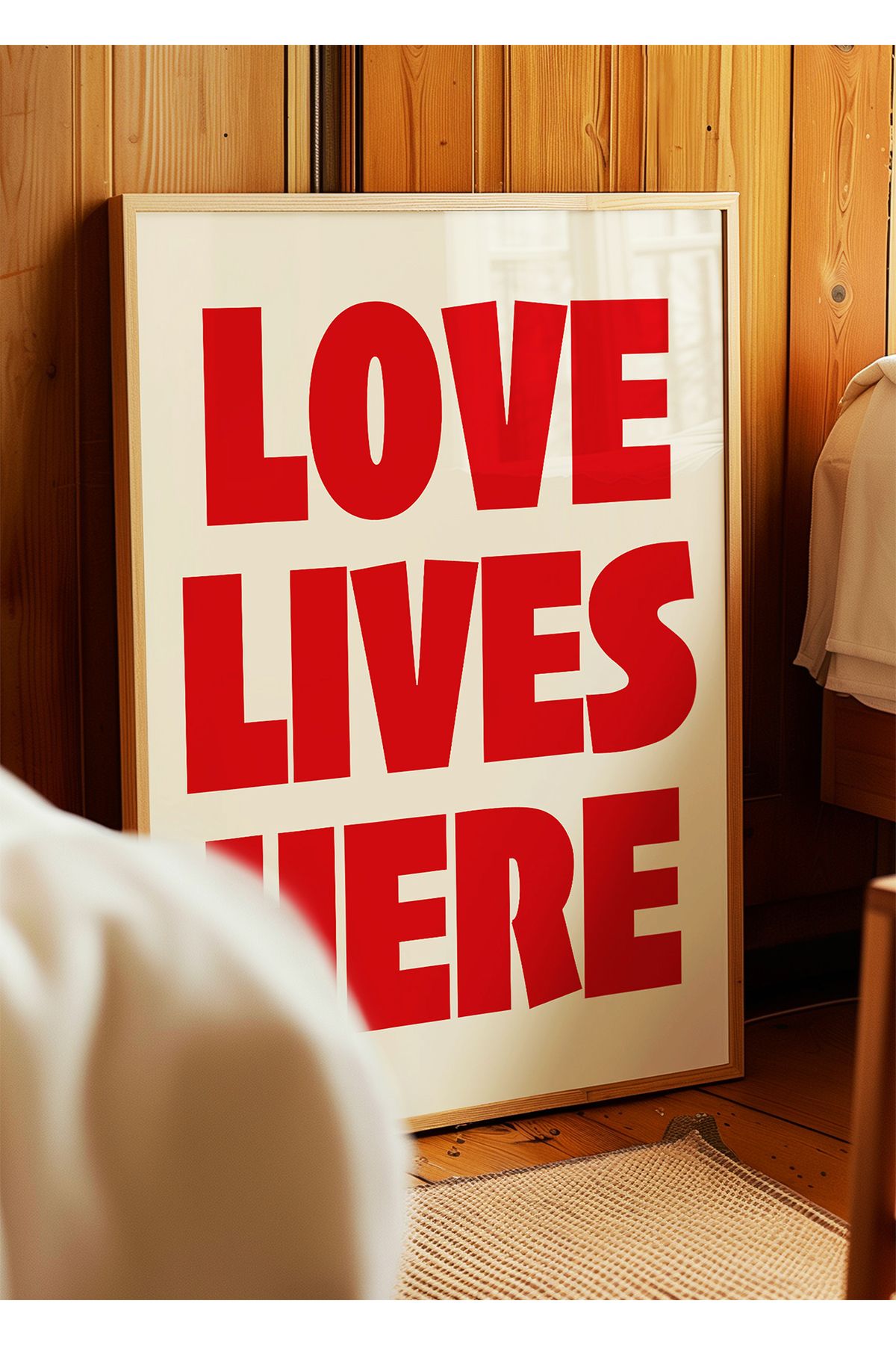 ARTHOUSECOLLECTIVE Love Lives Here – Kırmızı - Modern Tipografi Duvar Yazısı - Çerçevesiz Poster