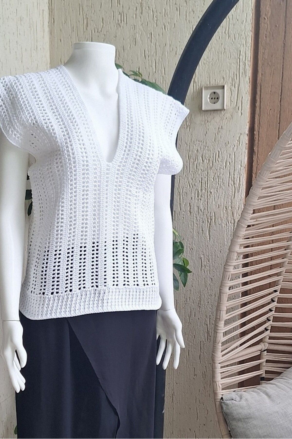 Butik KADIN BEYAZ PAMUKLU COTON İPTEN HAND MADE EL ÖRGÜSÜ V YAKA DÜŞÜK OMUZ DÜŞÜK KOL YAZLIK BLUZ
