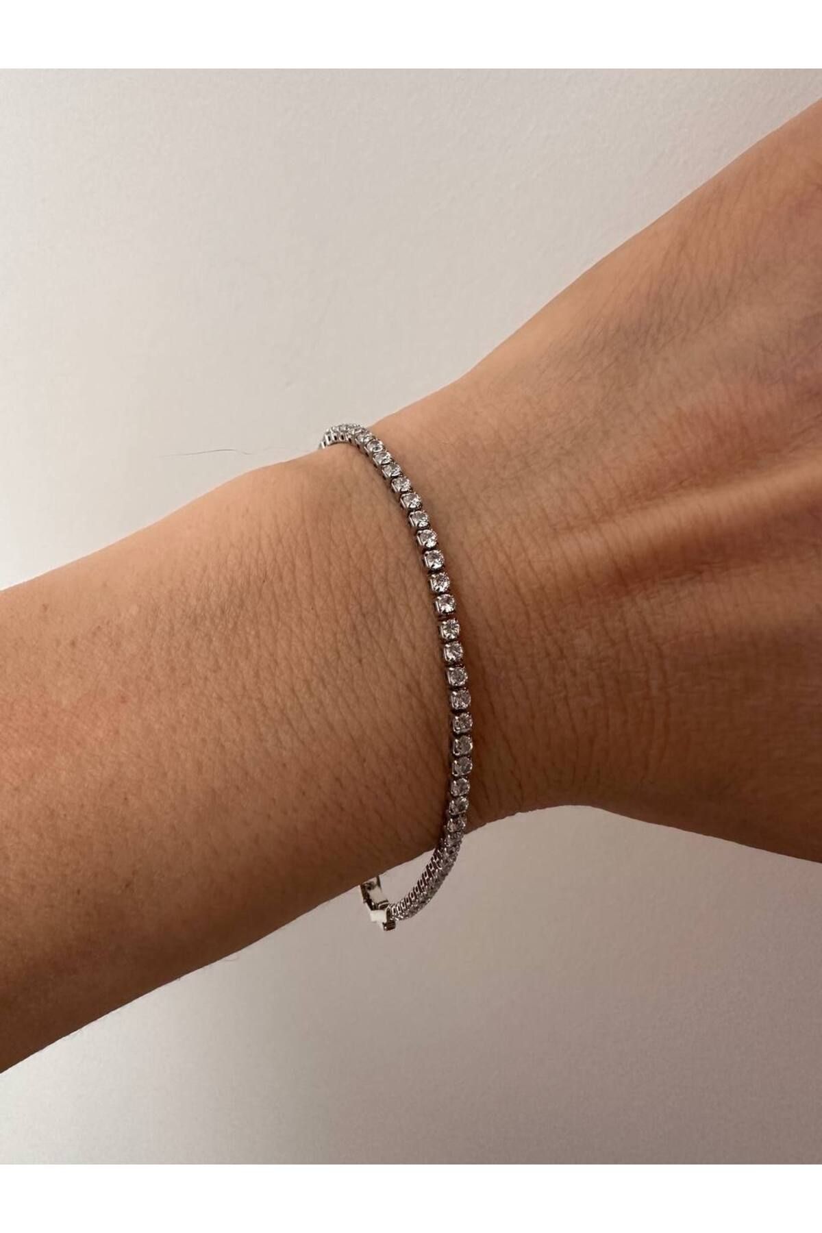 Esmeray Aksesuar Gümüş Renk Zirkon Taşlı Rodyum Kaplama Su Yolu Bileklik Uzunluk 16 cm. Ek Klipsle 19 cm. Taş 2 mm.