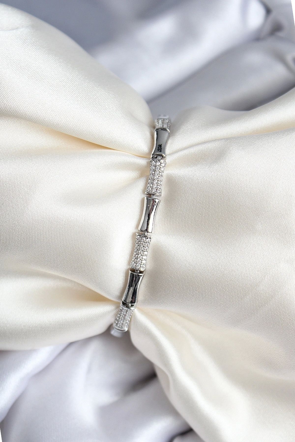 OurStyles Pirinç Kemik Model Zirkon Taşlı Gümüş Renk Kadın Bileklik - TJ-BB6979