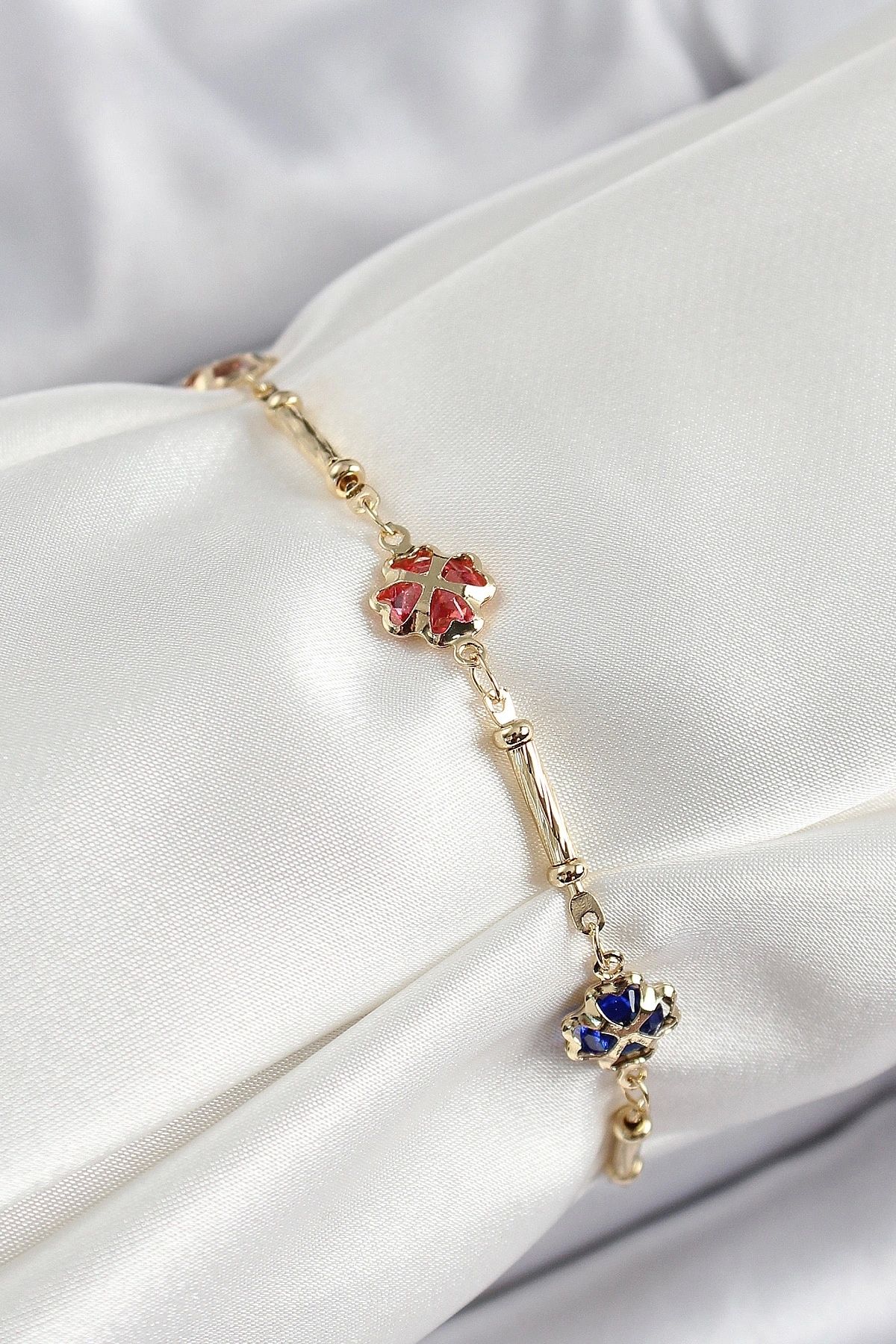 OurStyles Pirinç Gold Renk Karışık Renk Yonca Zirkon Taşlı Kadın Bileklik - TJ-BB7056
