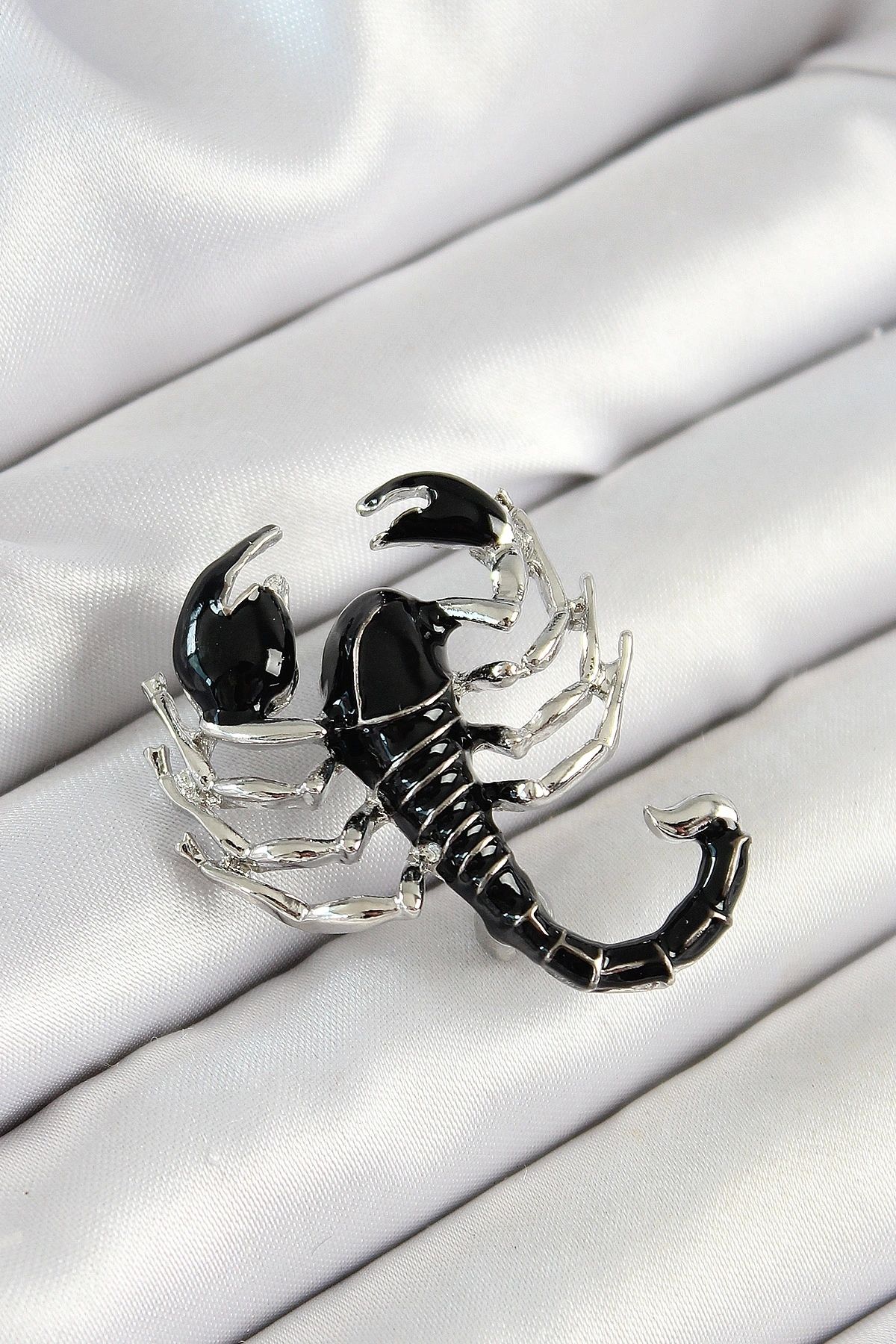 OurStyles 3D Siyah Akrep Figürlü Gümüş Renk Kadın Broş - TJ-BR439