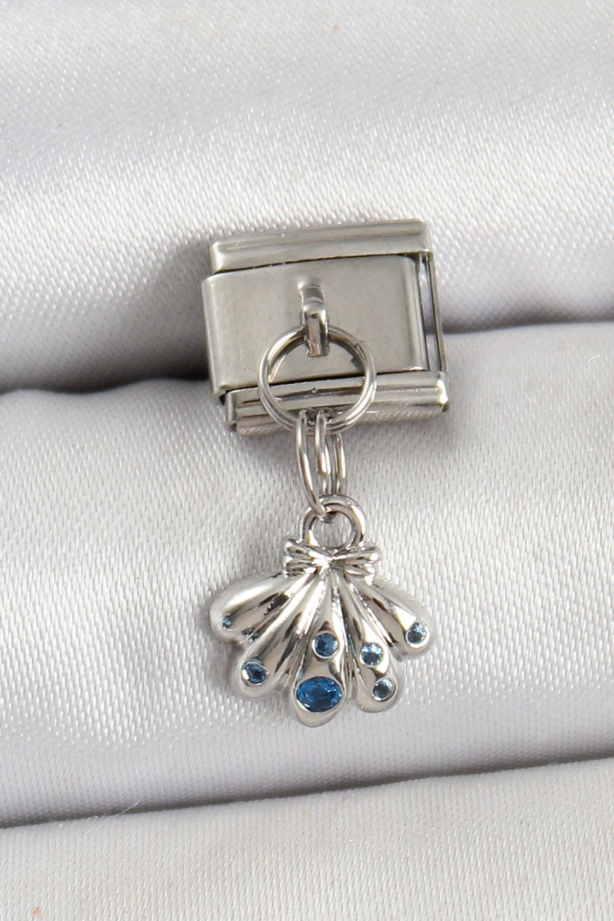OurStyles 316L Çelik Sallantılı Fiyonklu Buket Model Gümüş Renk Nomination Charm - TJ-BC1444 - şık tasarım