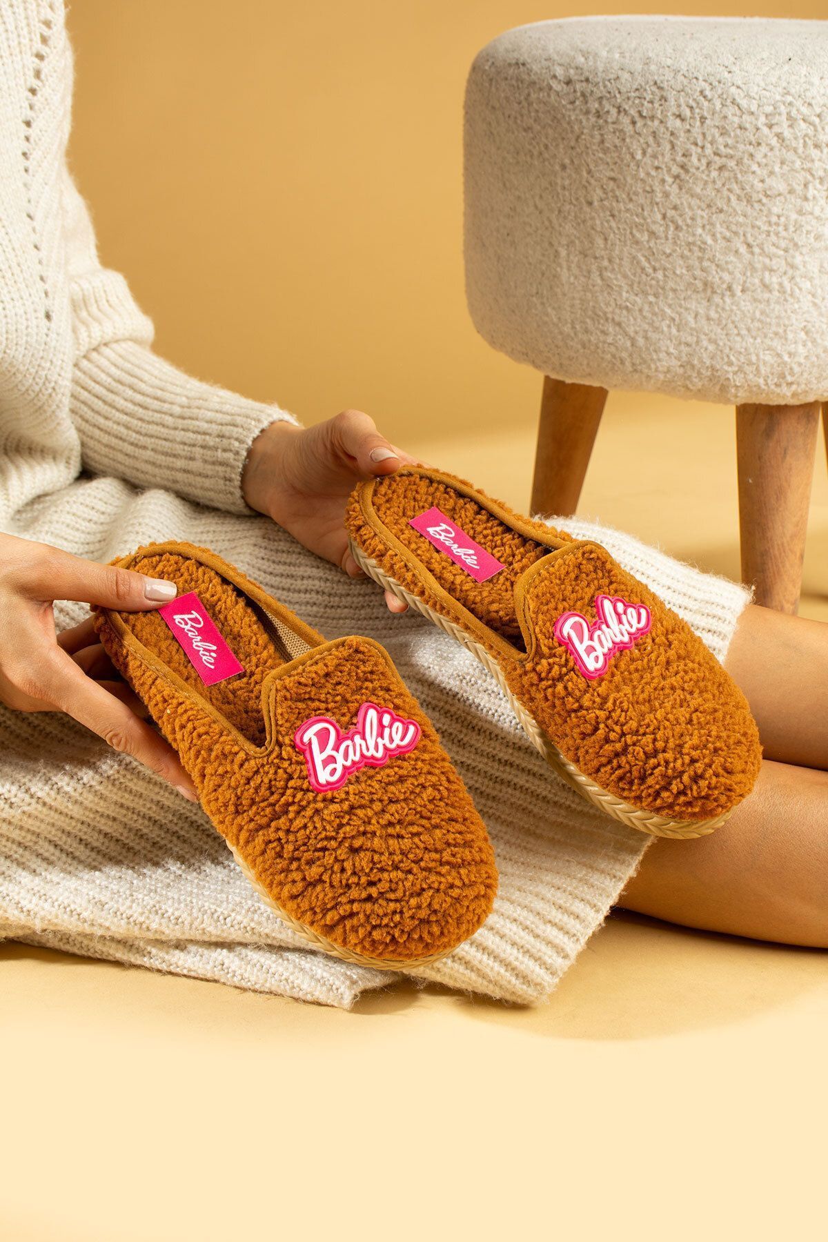 Pembe Potin Taba Pofuduk Panduf Barbie Figürlü Kadın Tüylü Rahat Conford Günlük Ev Terlik