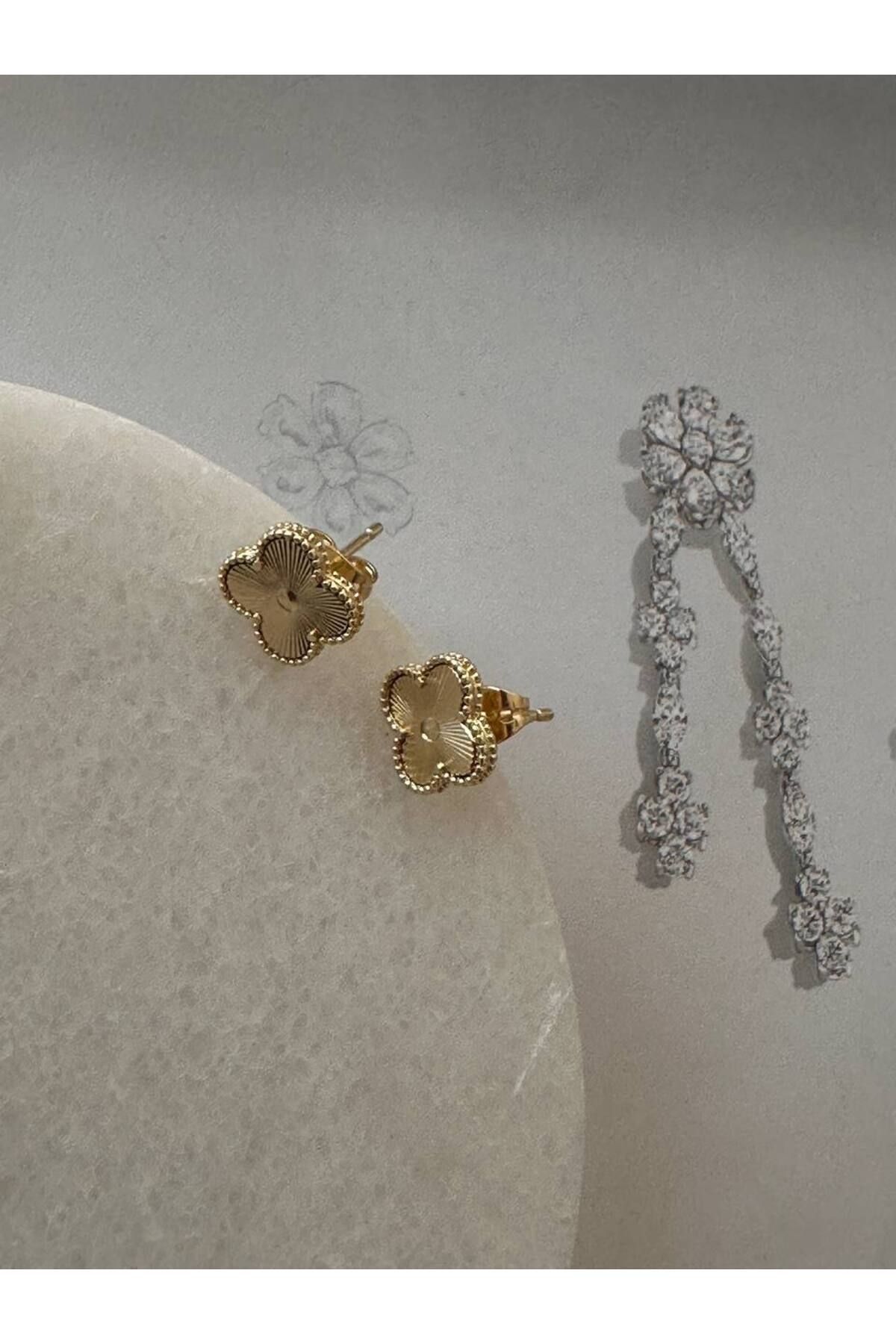 Esmeray Aksesuar Vip Seri Gold Renk Rodyum Kaplama Yonca Figürlü Küpe Genişlik 1 cm.