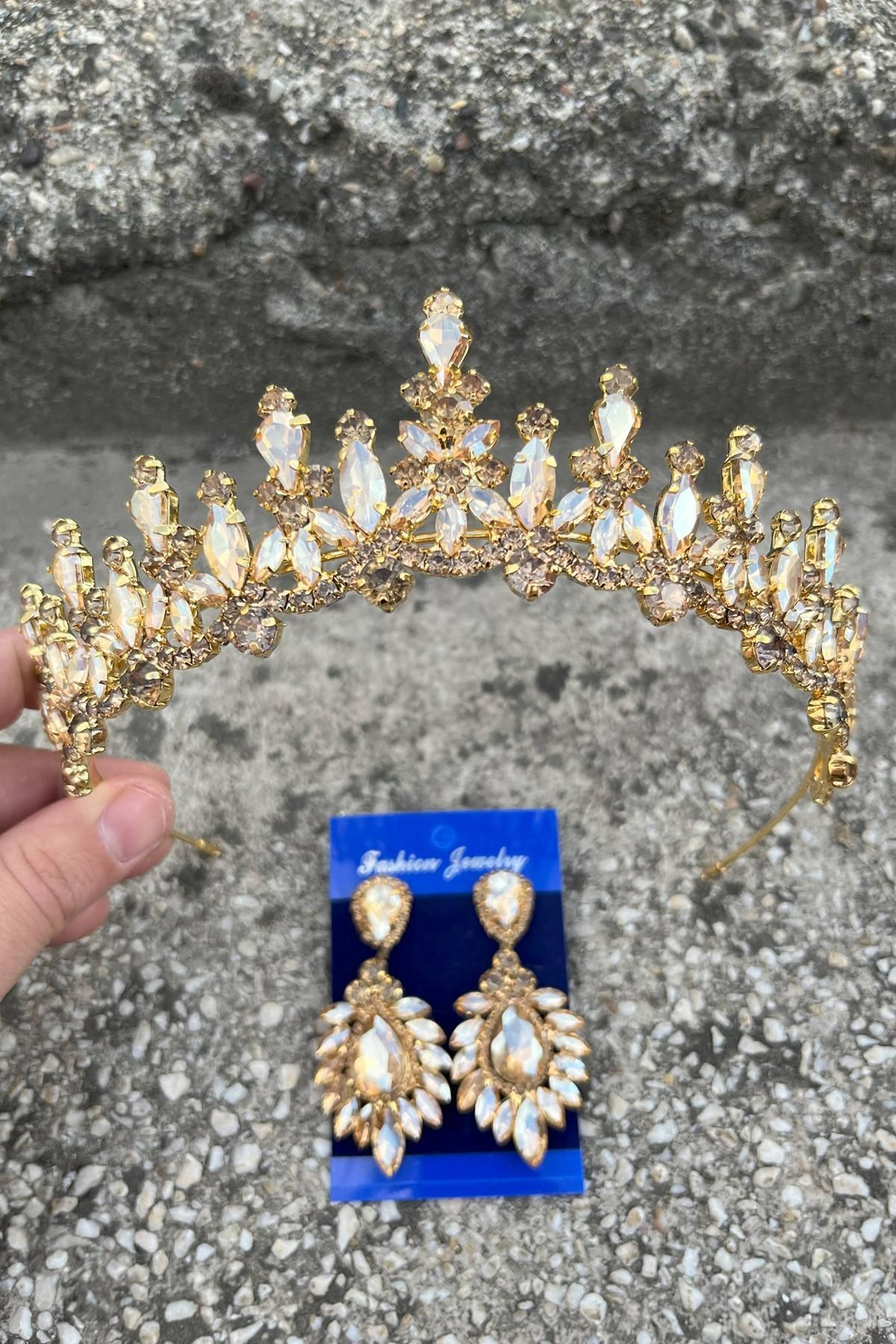 Hobigram Elvira Gold Gelin Kına Tacı Özel Gün Aksesuar Kadın Taç Ve Geniş Mekik Küpe Takımı