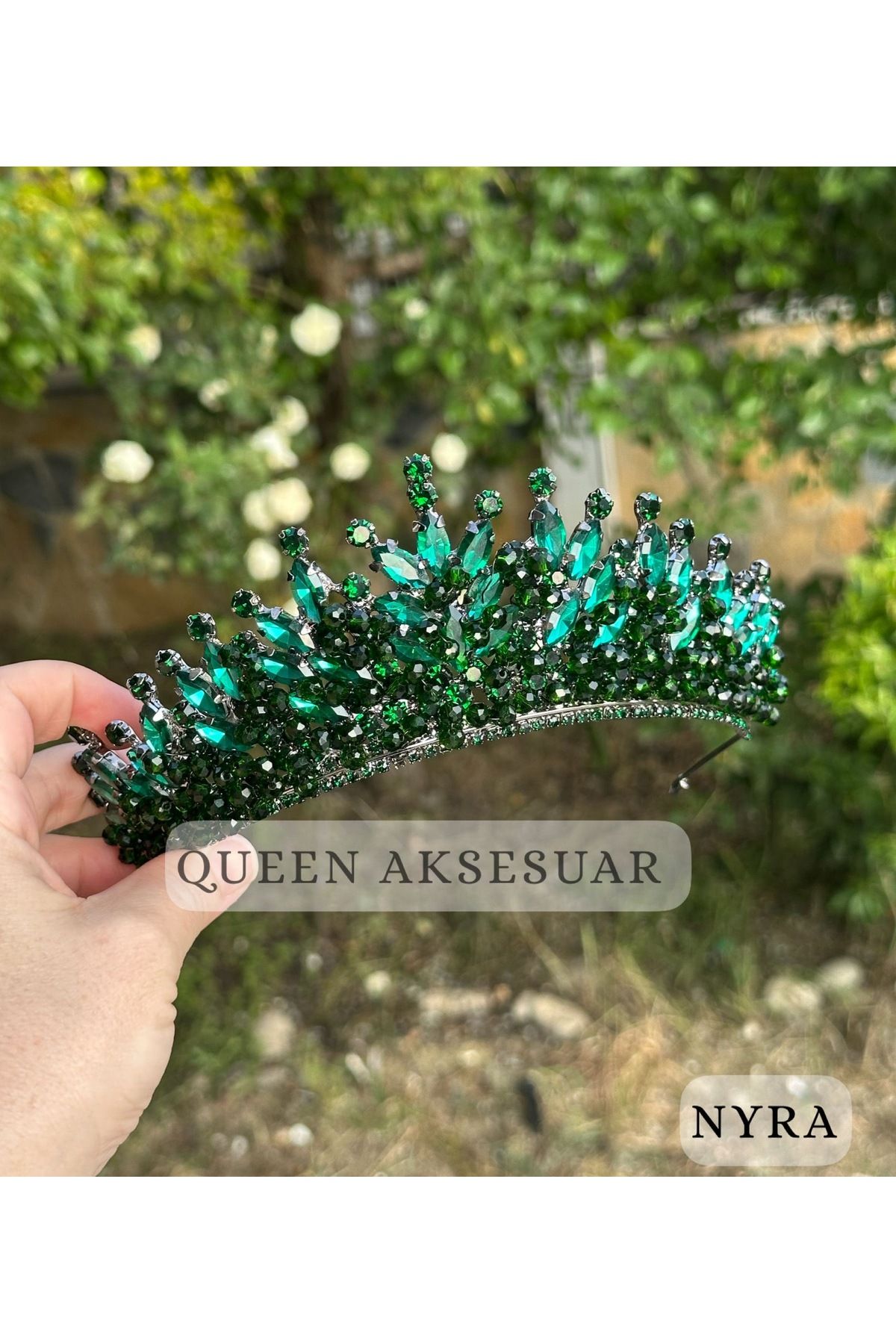 QUEEN AKSESUAR NYRA zümrüt yeşil kristal taşlı lüks tasarım nişan gelin tacı metal taç tepeli otantik motifli