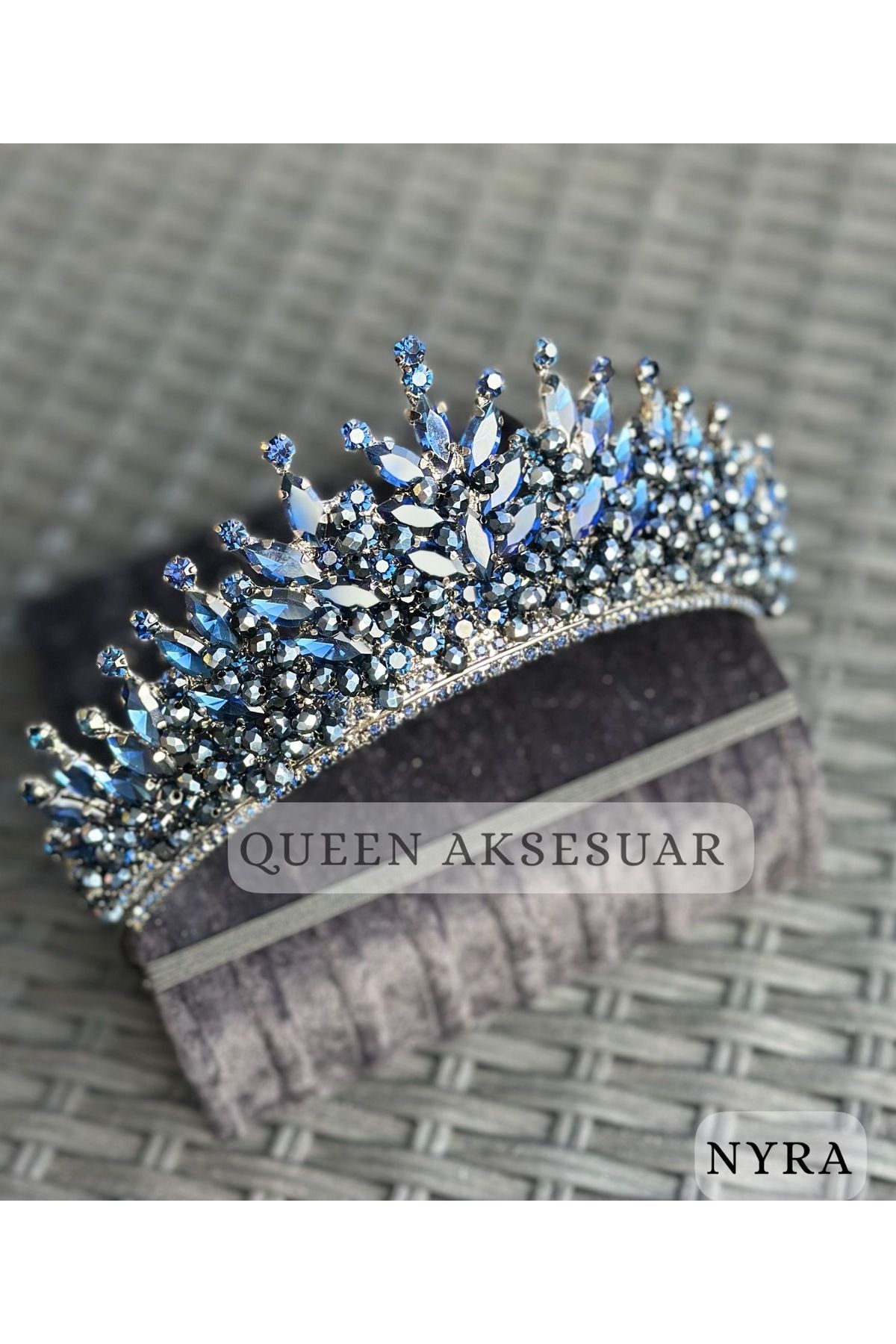 QUEEN AKSESUAR NYRA safir gece mavi lacivert kristal taşlı lüks tasarım nişan gelin tacı metal taç otantik motifli