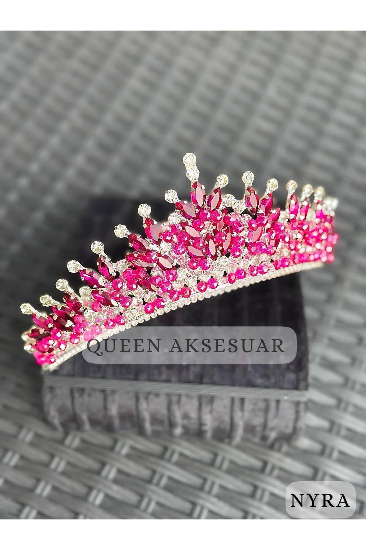 QUEEN AKSESUAR NYRA rubelit fuşya pembe kristal taşlı lüks tasarım nişan gelin tacı metal taç otantik motifli