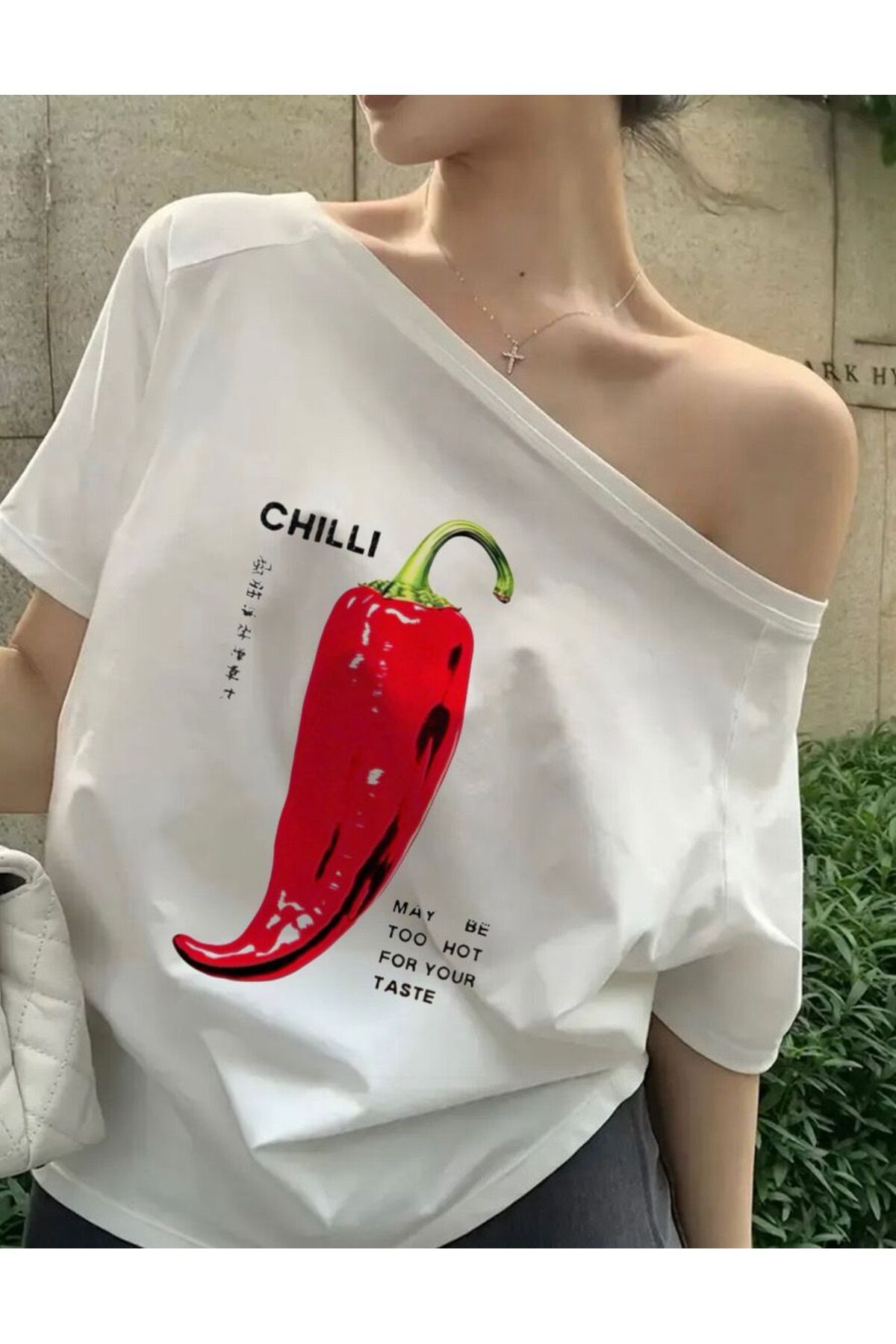 Koklonmoda Kadın Düşük Omuz Kayık Yaka Chilli Baskılı T-Shirt