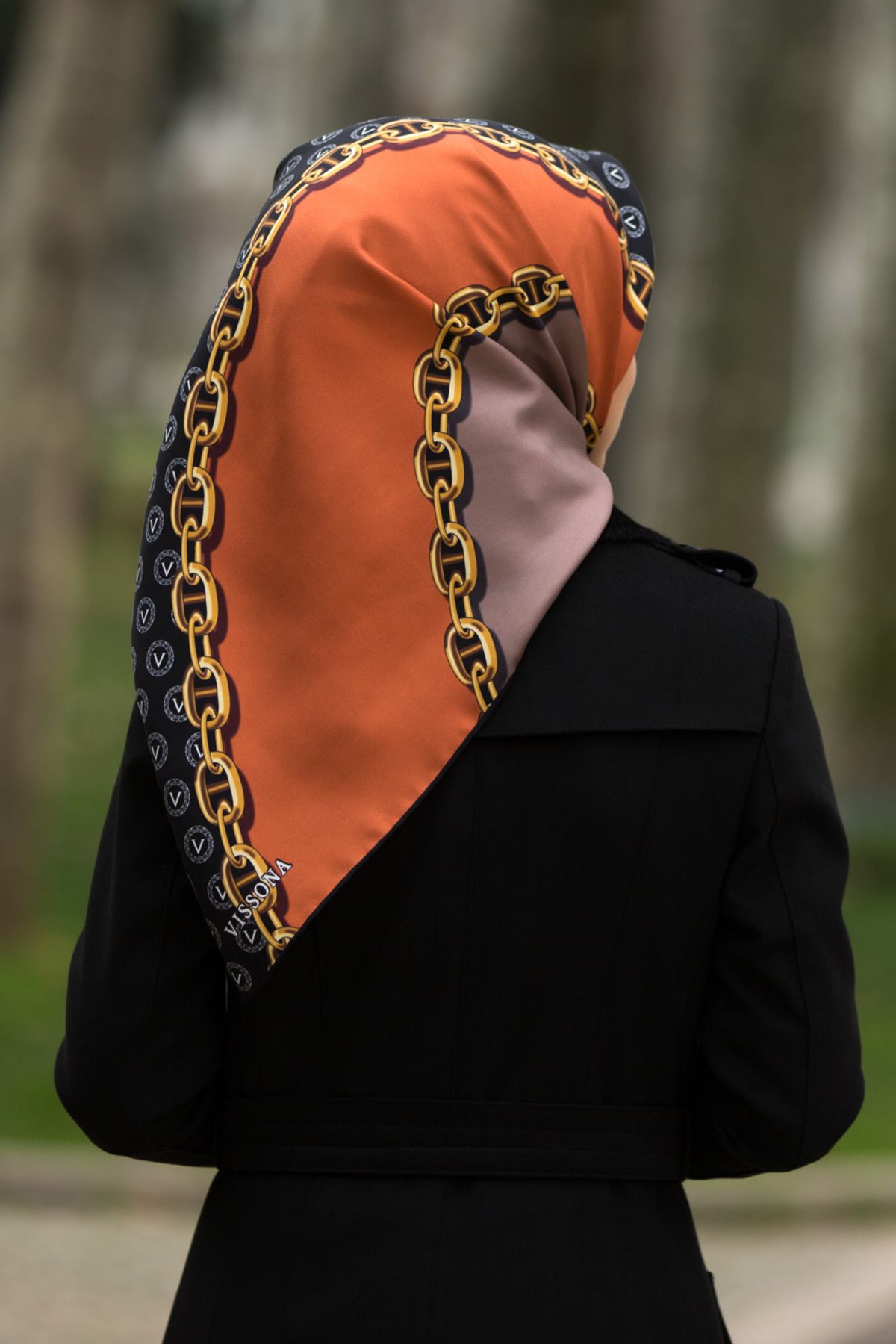 Vissona %100 Twill İpek Monogram Ve Zincir Desenli Taba - Siyah Renkli 90x90 Eşarp Dikim Şekli : El Dikişi