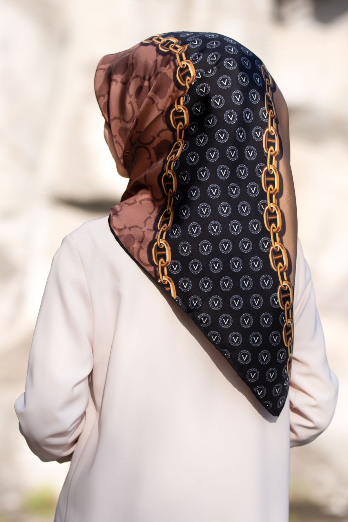 Vissona %100 Twill İpek Monogram Ve Zincir Desenli Haki - Bakır Renkli 90x90 Eşarp Dikim Şekli : El Dikişi